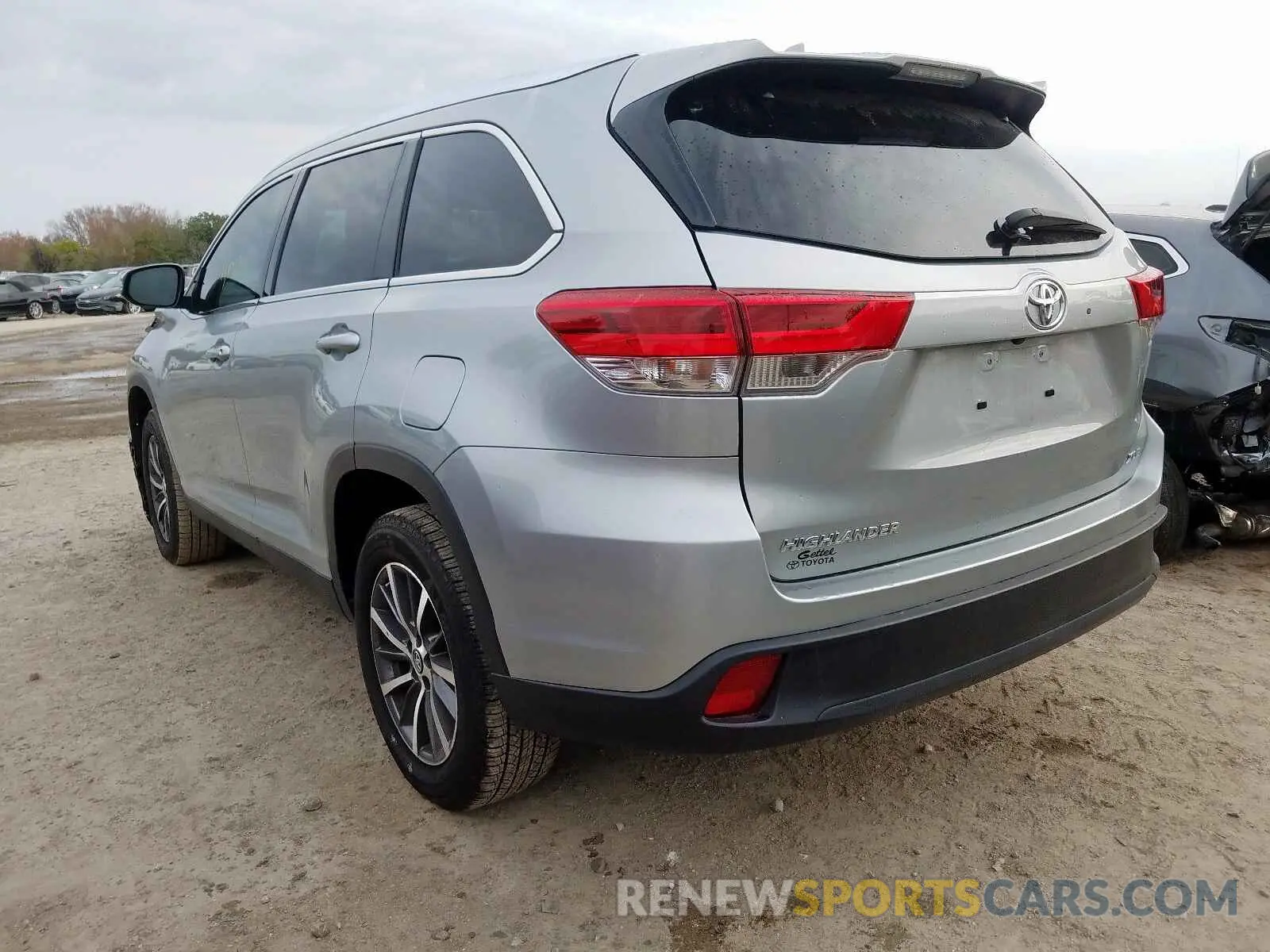3 Photograph of a damaged car 5TDKZRFH0KS558219 TOYOTA HIGHLANDER 2019