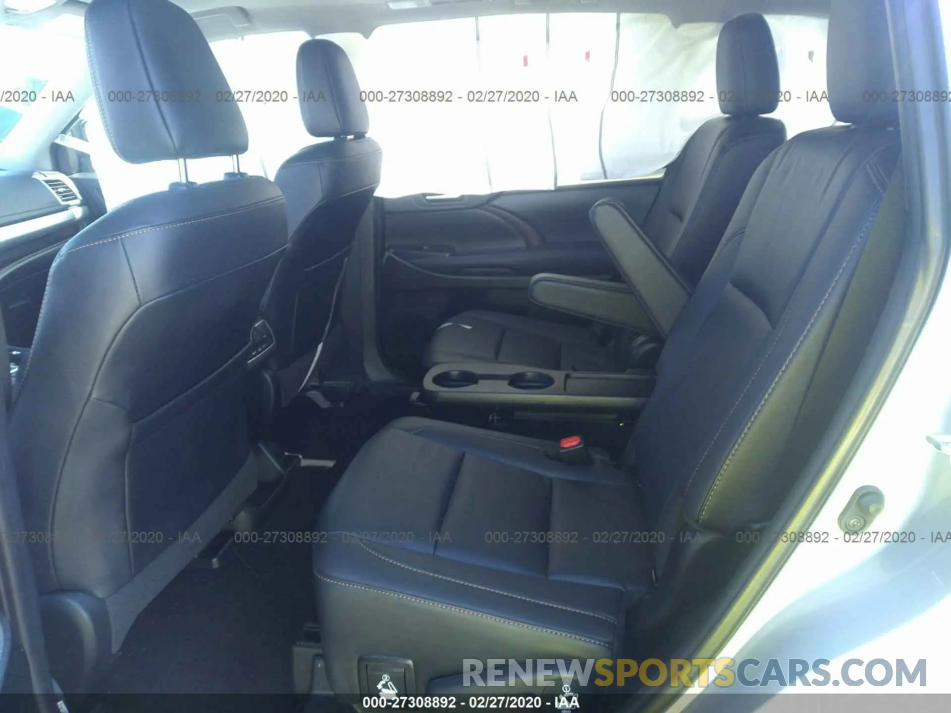 8 Photograph of a damaged car 5TDKZRFH0KS562383 TOYOTA HIGHLANDER 2019