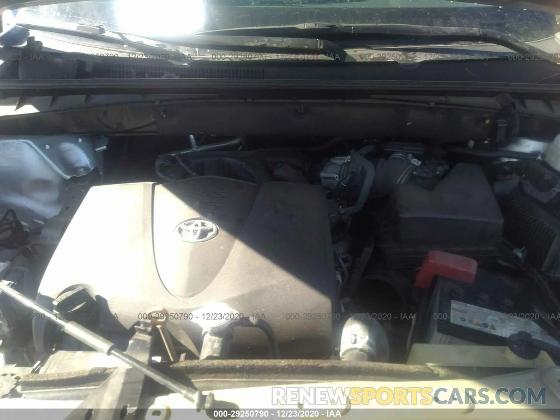 10 Photograph of a damaged car 5TDKZRFH0KS568846 TOYOTA HIGHLANDER 2019