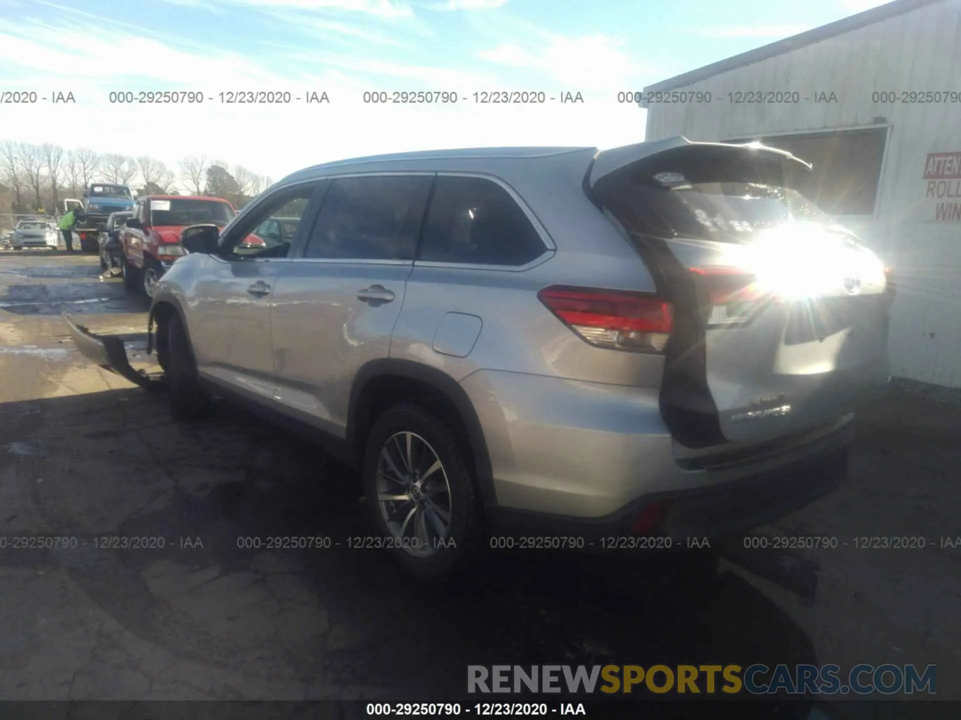 3 Photograph of a damaged car 5TDKZRFH0KS568846 TOYOTA HIGHLANDER 2019