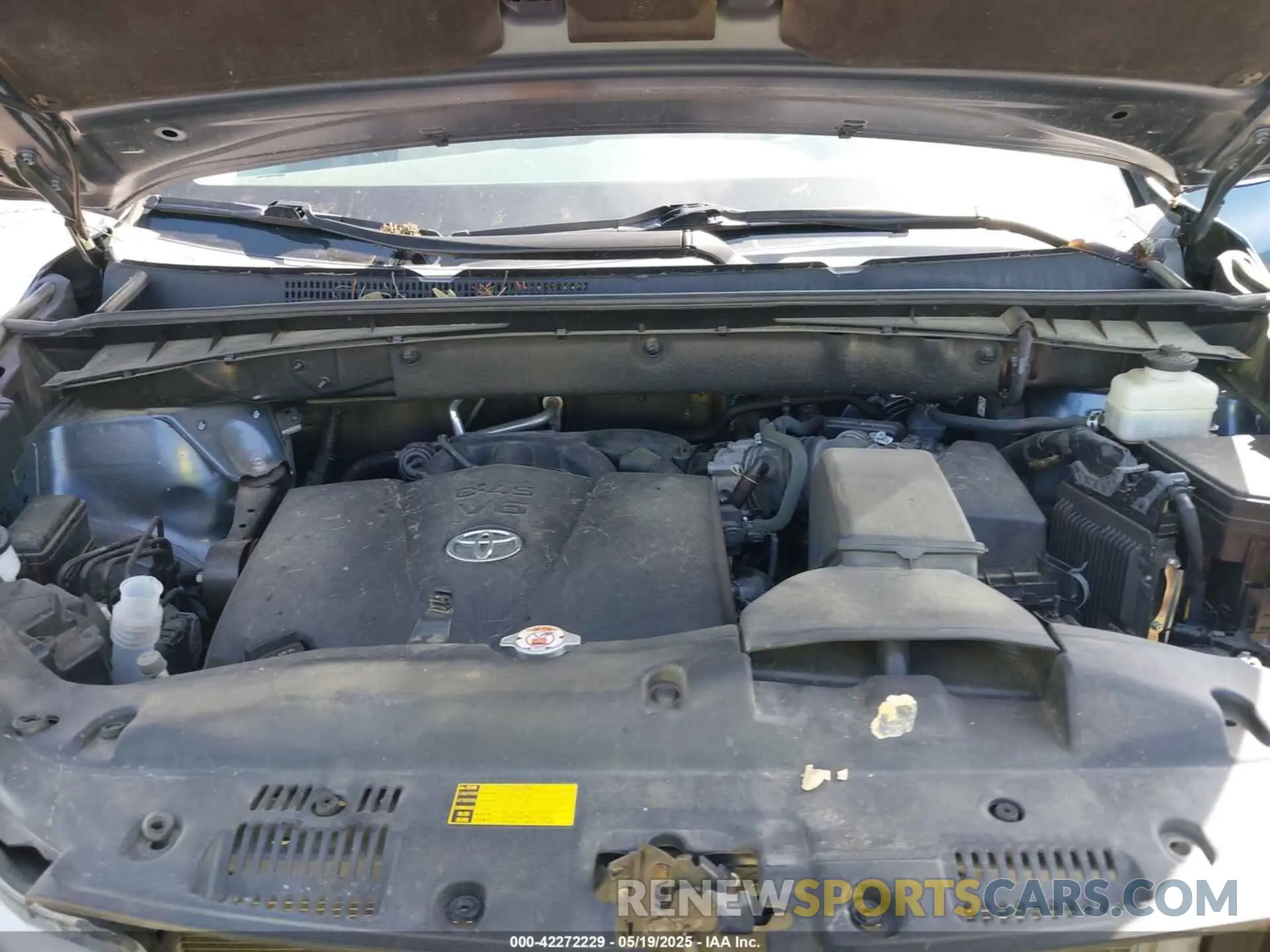 10 Photograph of a damaged car 5TDKZRFH1KS290412 TOYOTA HIGHLANDER 2019