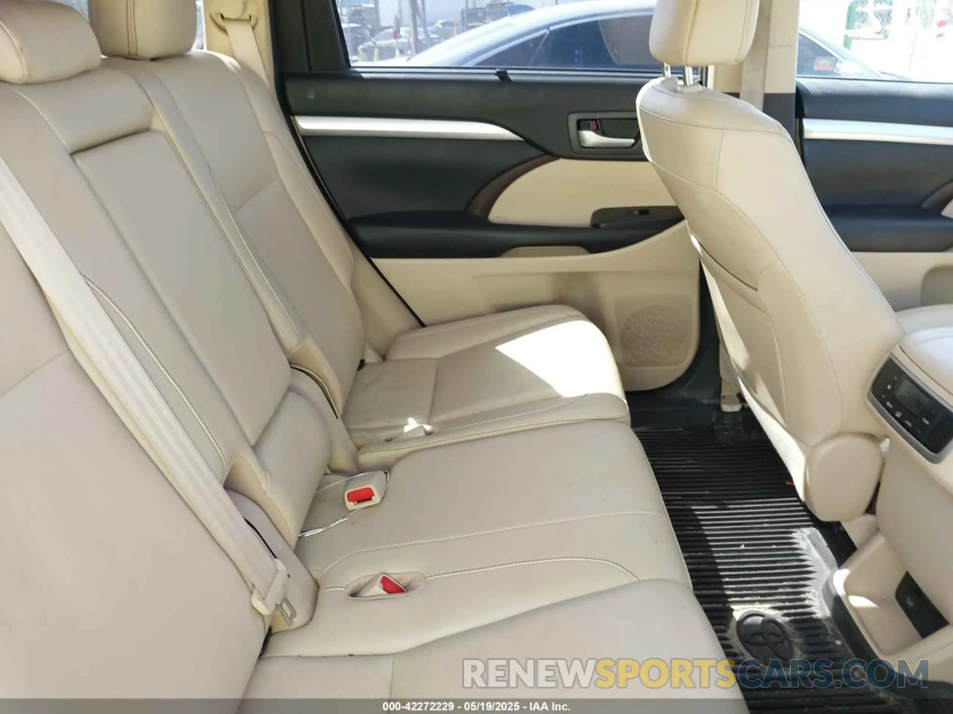 8 Photograph of a damaged car 5TDKZRFH1KS290412 TOYOTA HIGHLANDER 2019