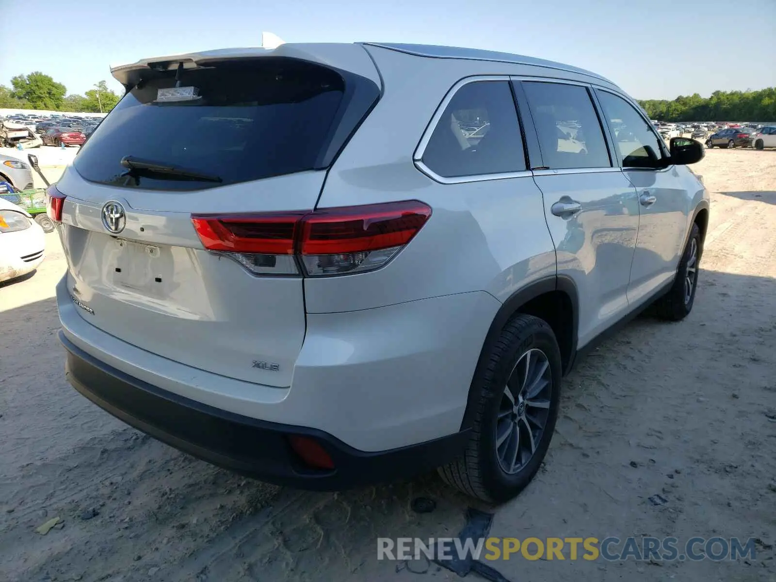 4 Photograph of a damaged car 5TDKZRFH1KS324560 TOYOTA HIGHLANDER 2019
