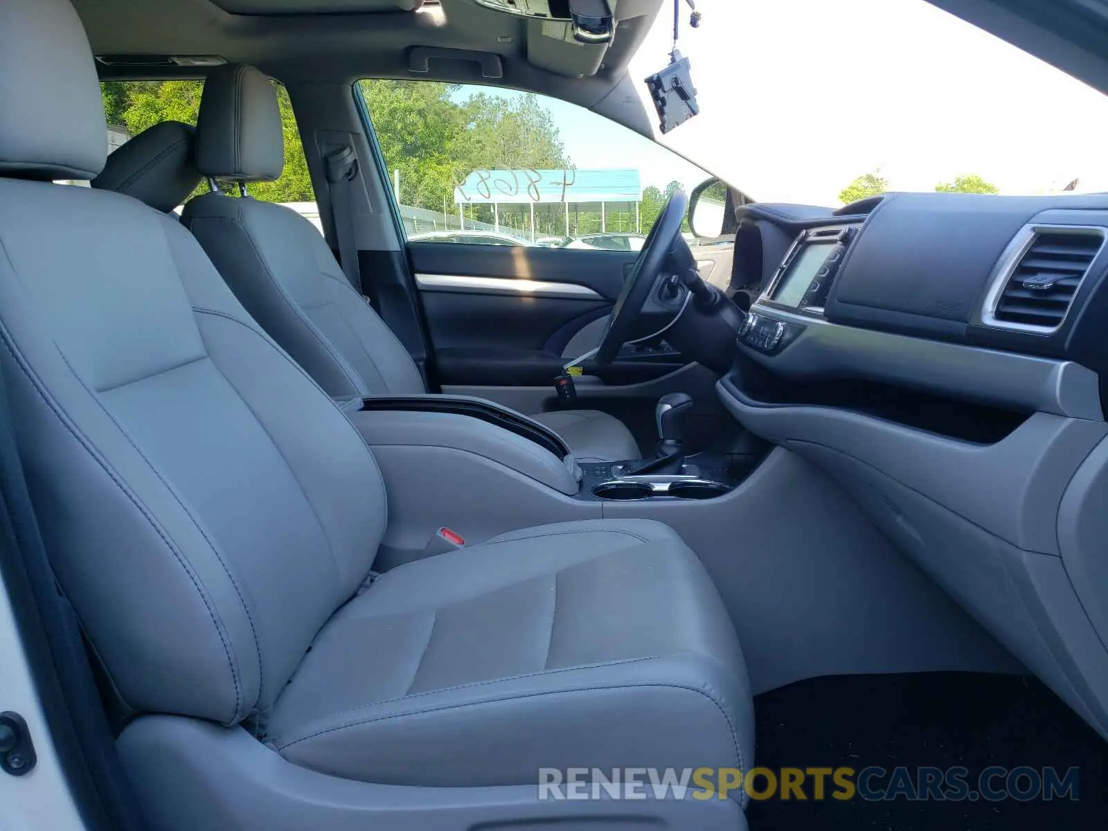 5 Photograph of a damaged car 5TDKZRFH1KS324560 TOYOTA HIGHLANDER 2019