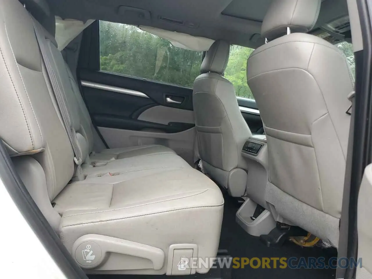 11 Photograph of a damaged car 5TDKZRFH1KS346008 TOYOTA HIGHLANDER 2019