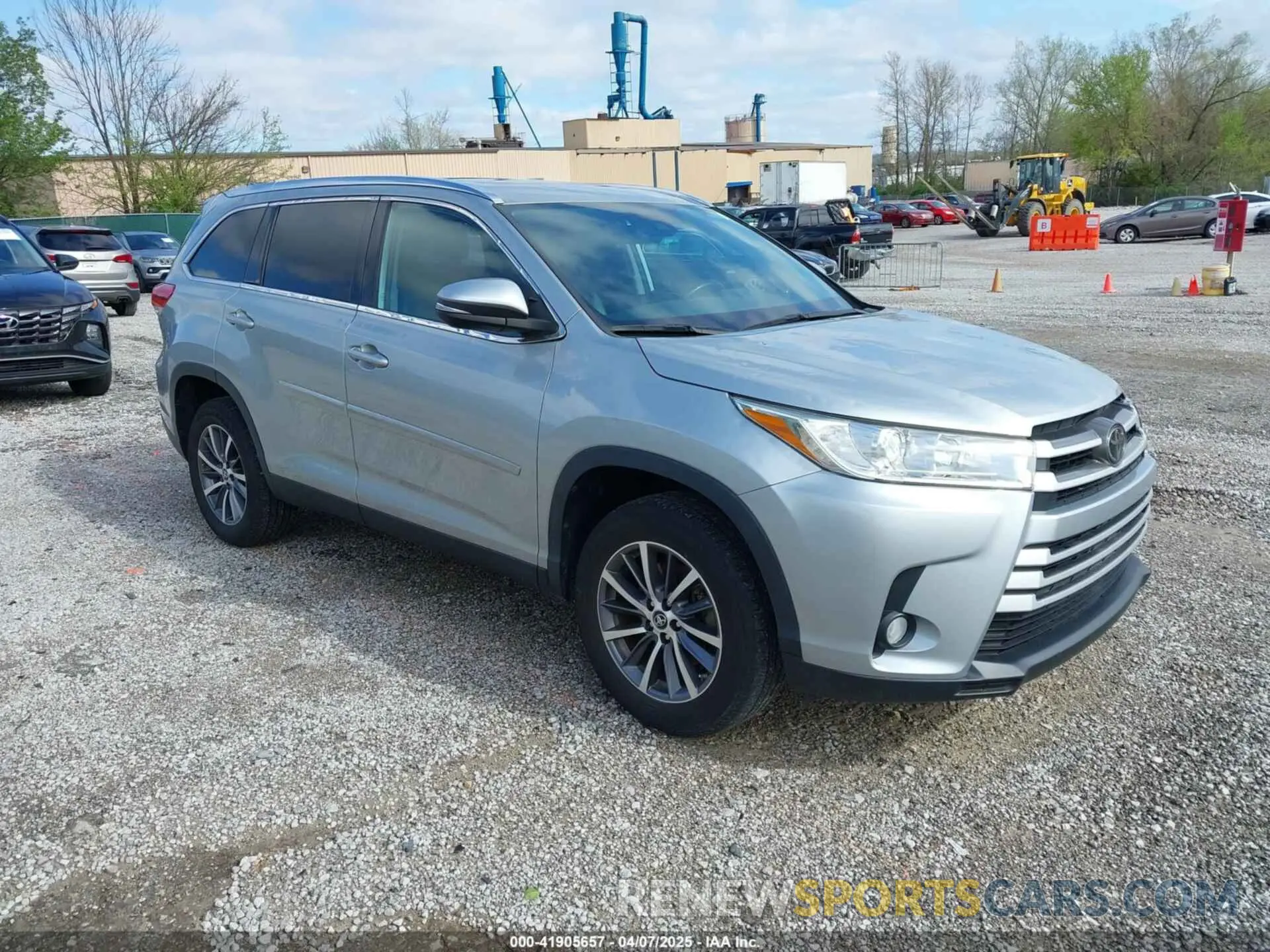 1 Photograph of a damaged car 5TDKZRFH1KS556785 TOYOTA HIGHLANDER 2019