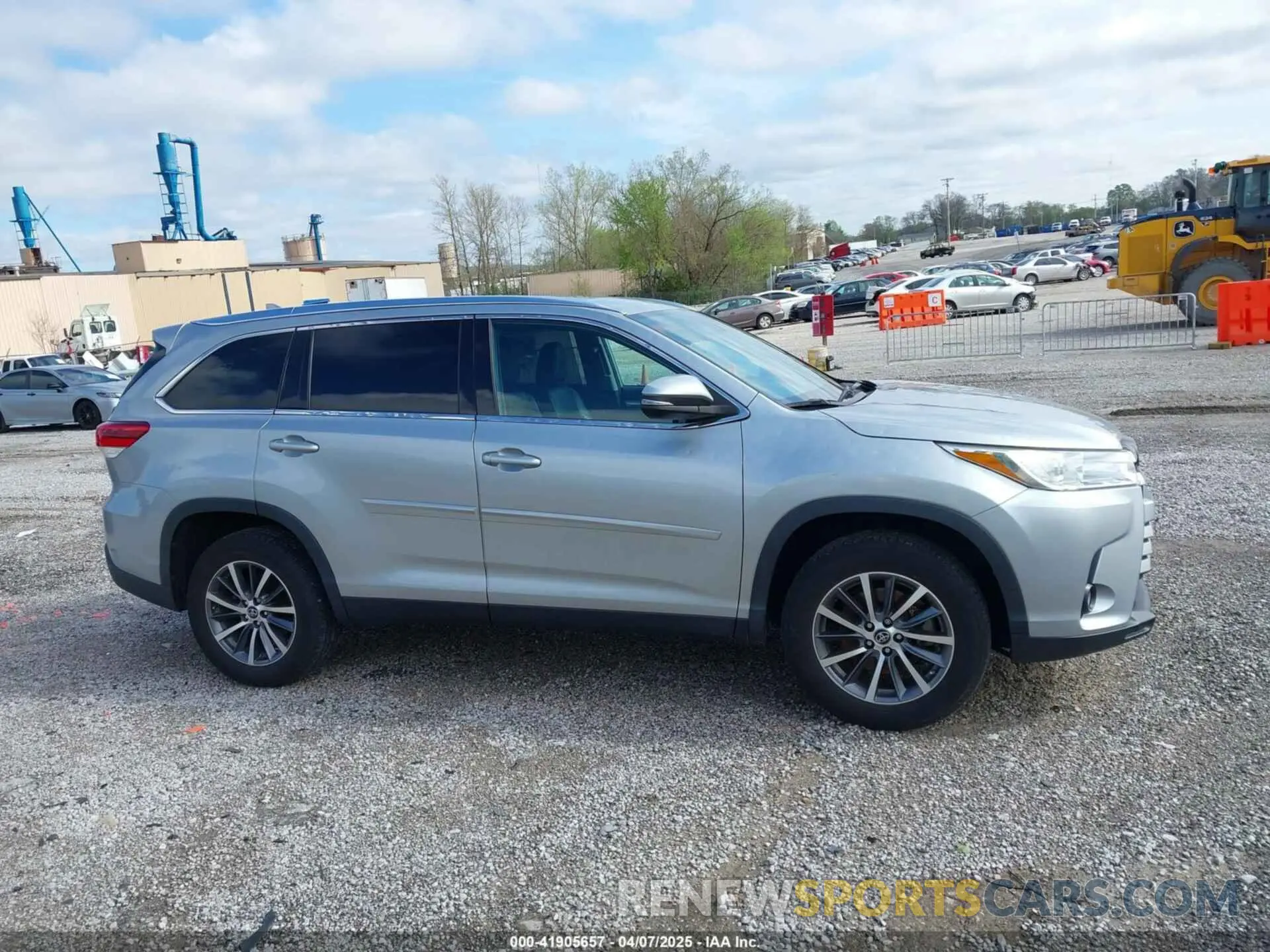 13 Photograph of a damaged car 5TDKZRFH1KS556785 TOYOTA HIGHLANDER 2019