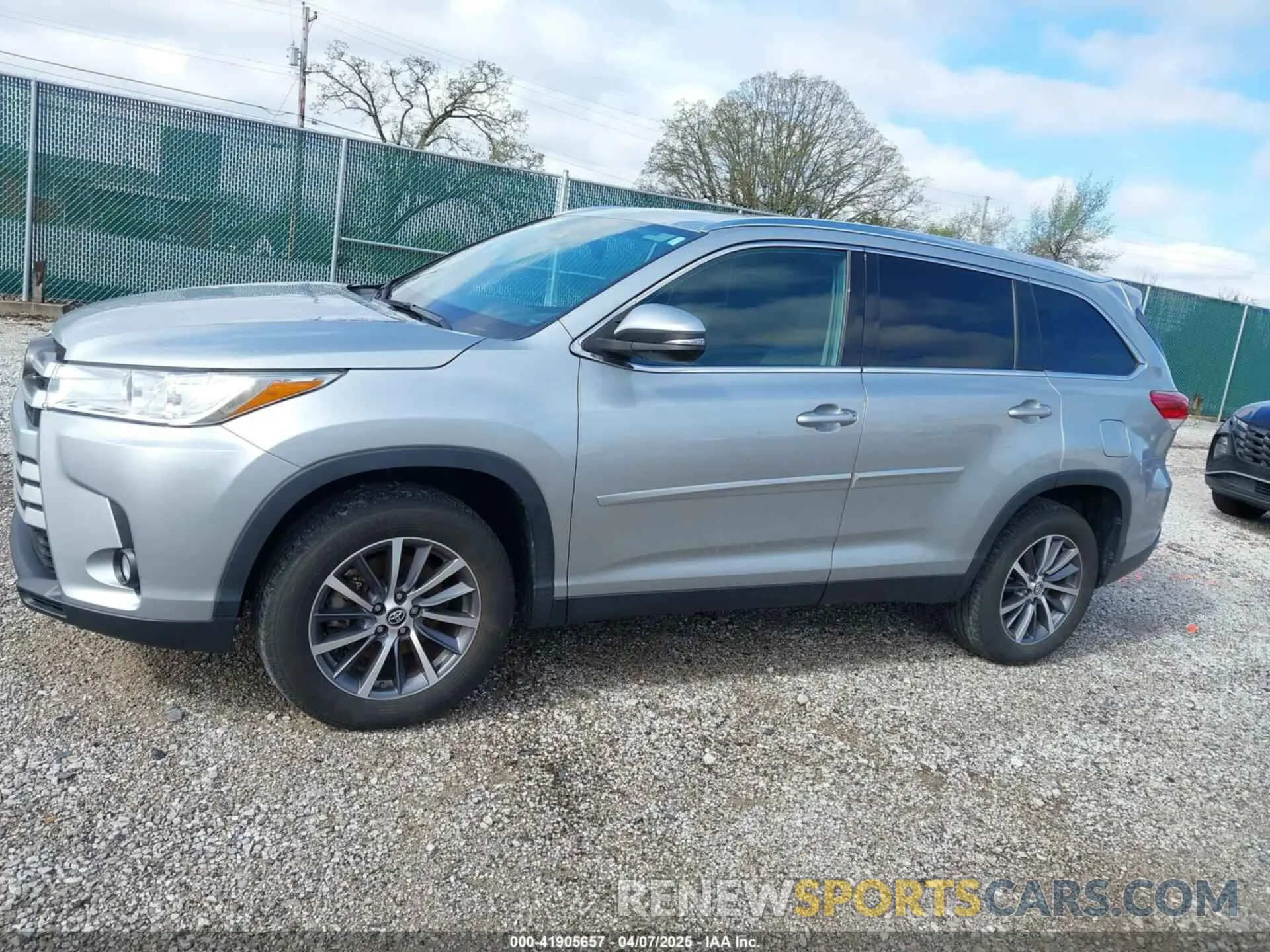 14 Photograph of a damaged car 5TDKZRFH1KS556785 TOYOTA HIGHLANDER 2019