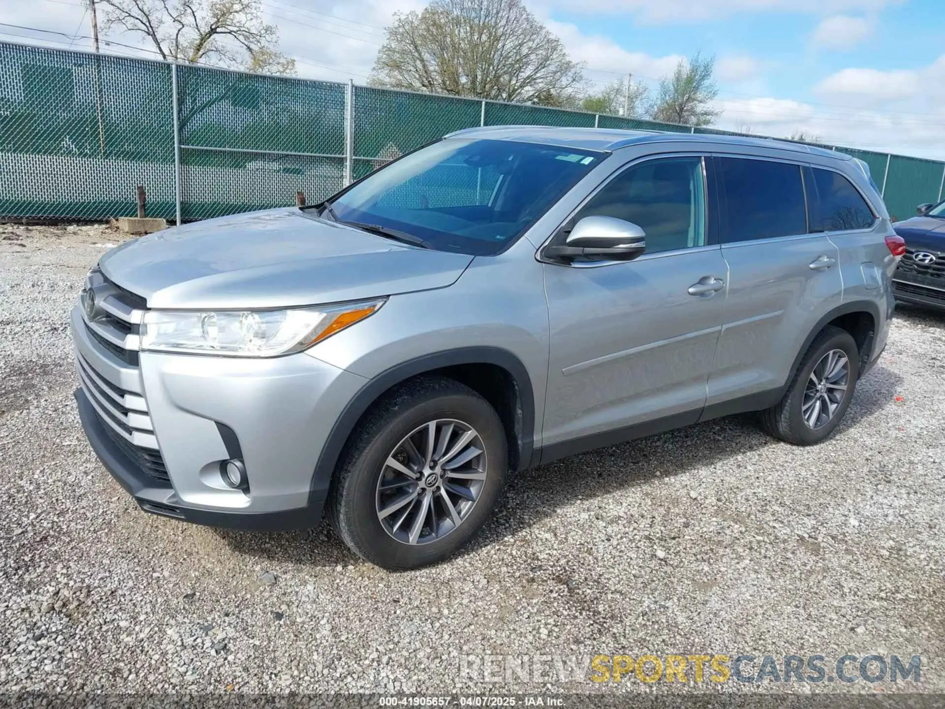 2 Photograph of a damaged car 5TDKZRFH1KS556785 TOYOTA HIGHLANDER 2019