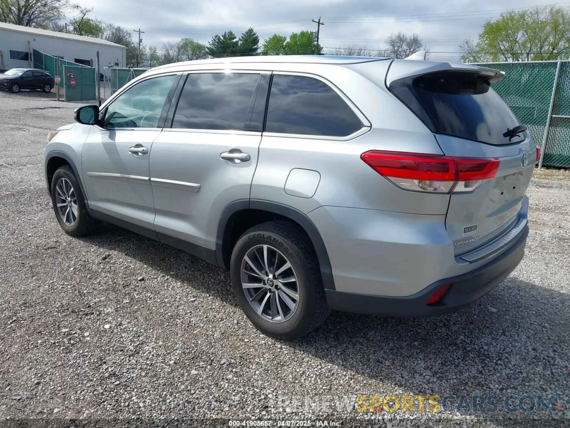 3 Photograph of a damaged car 5TDKZRFH1KS556785 TOYOTA HIGHLANDER 2019