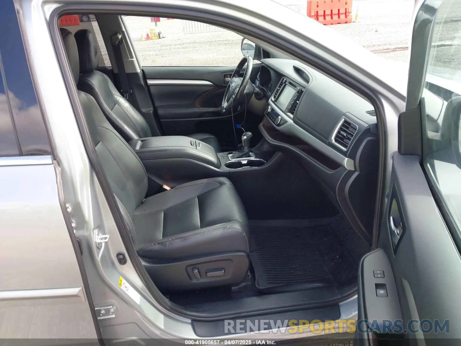 5 Photograph of a damaged car 5TDKZRFH1KS556785 TOYOTA HIGHLANDER 2019