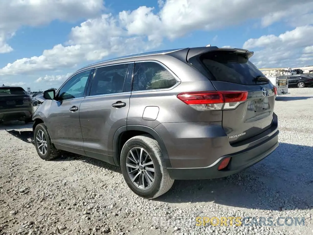 2 Photograph of a damaged car 5TDKZRFH1KS564899 TOYOTA HIGHLANDER 2019