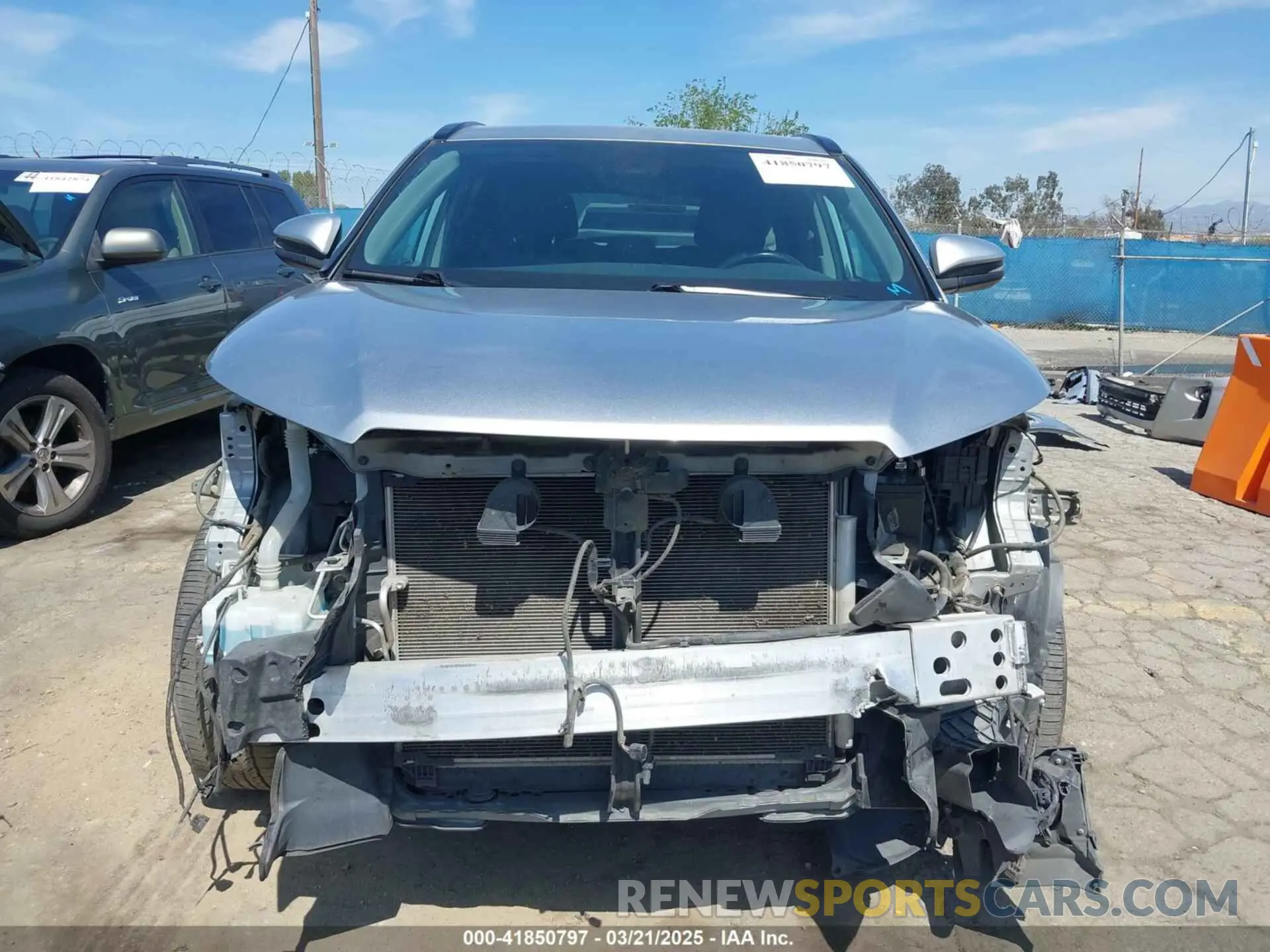 13 Photograph of a damaged car 5TDKZRFH1KS567284 TOYOTA HIGHLANDER 2019