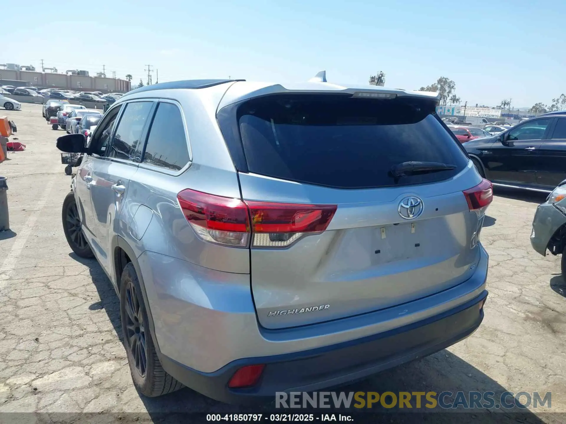 3 Photograph of a damaged car 5TDKZRFH1KS567284 TOYOTA HIGHLANDER 2019