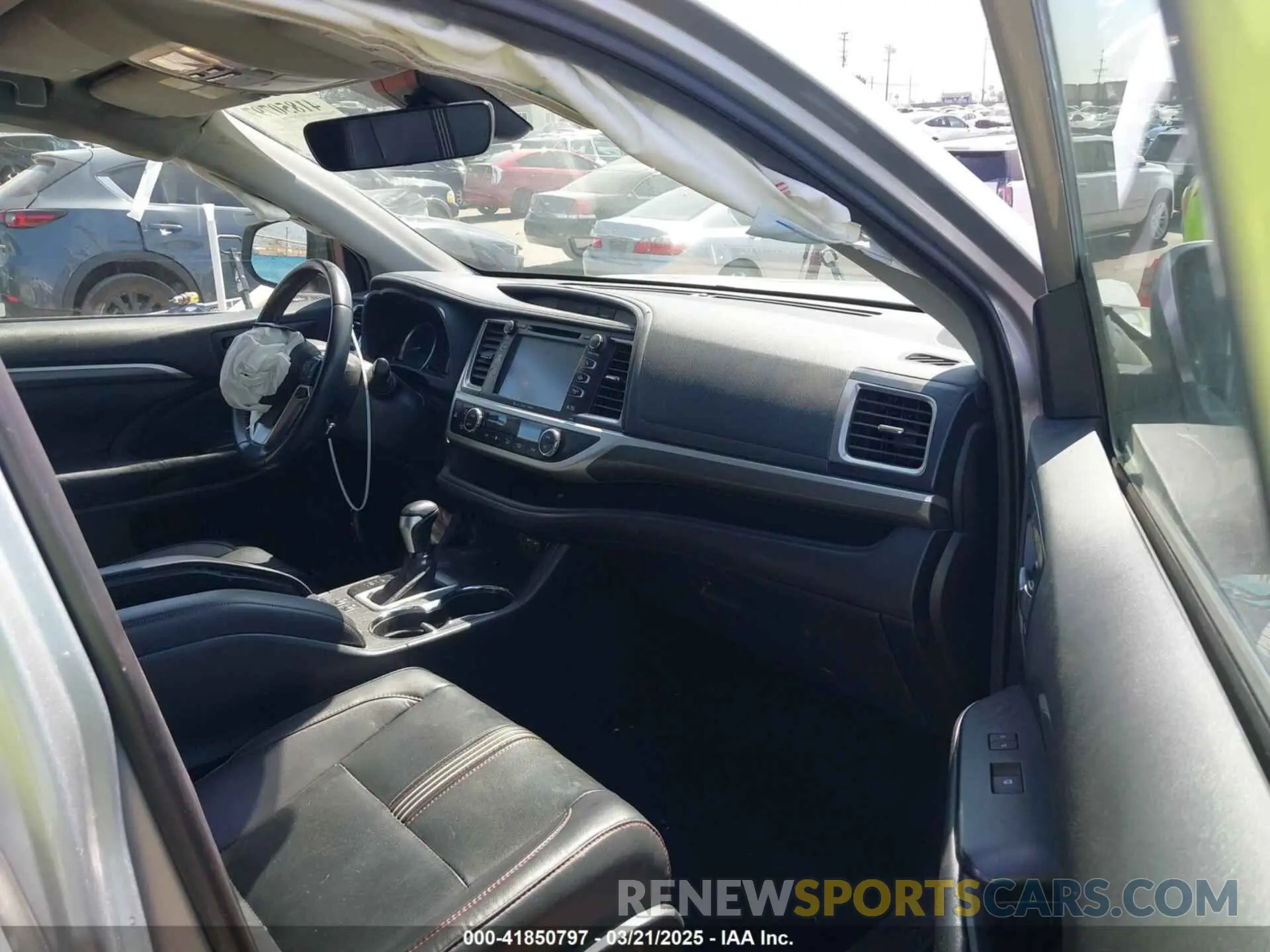 5 Photograph of a damaged car 5TDKZRFH1KS567284 TOYOTA HIGHLANDER 2019