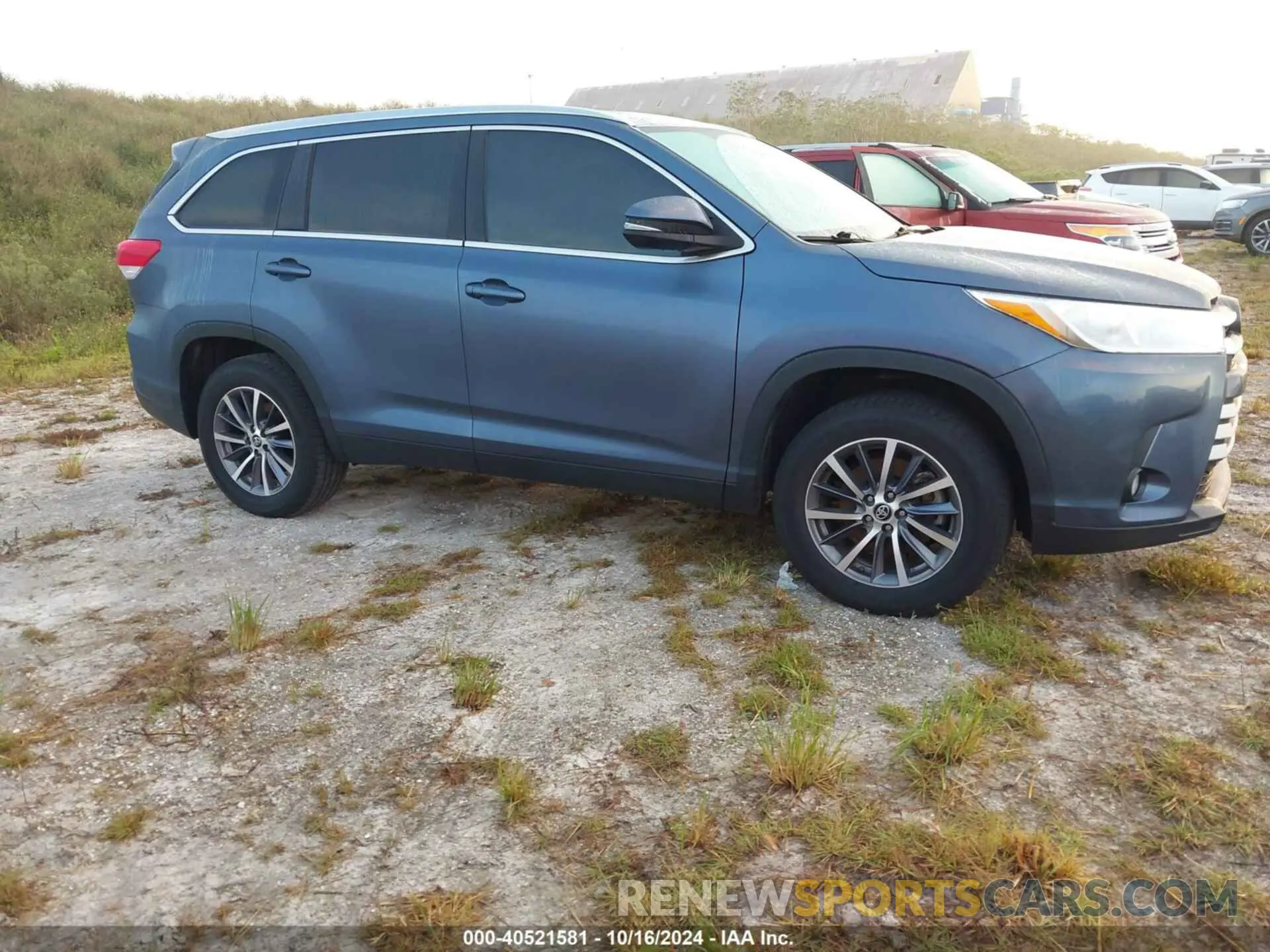 13 Photograph of a damaged car 5TDKZRFH2KS310294 TOYOTA HIGHLANDER 2019