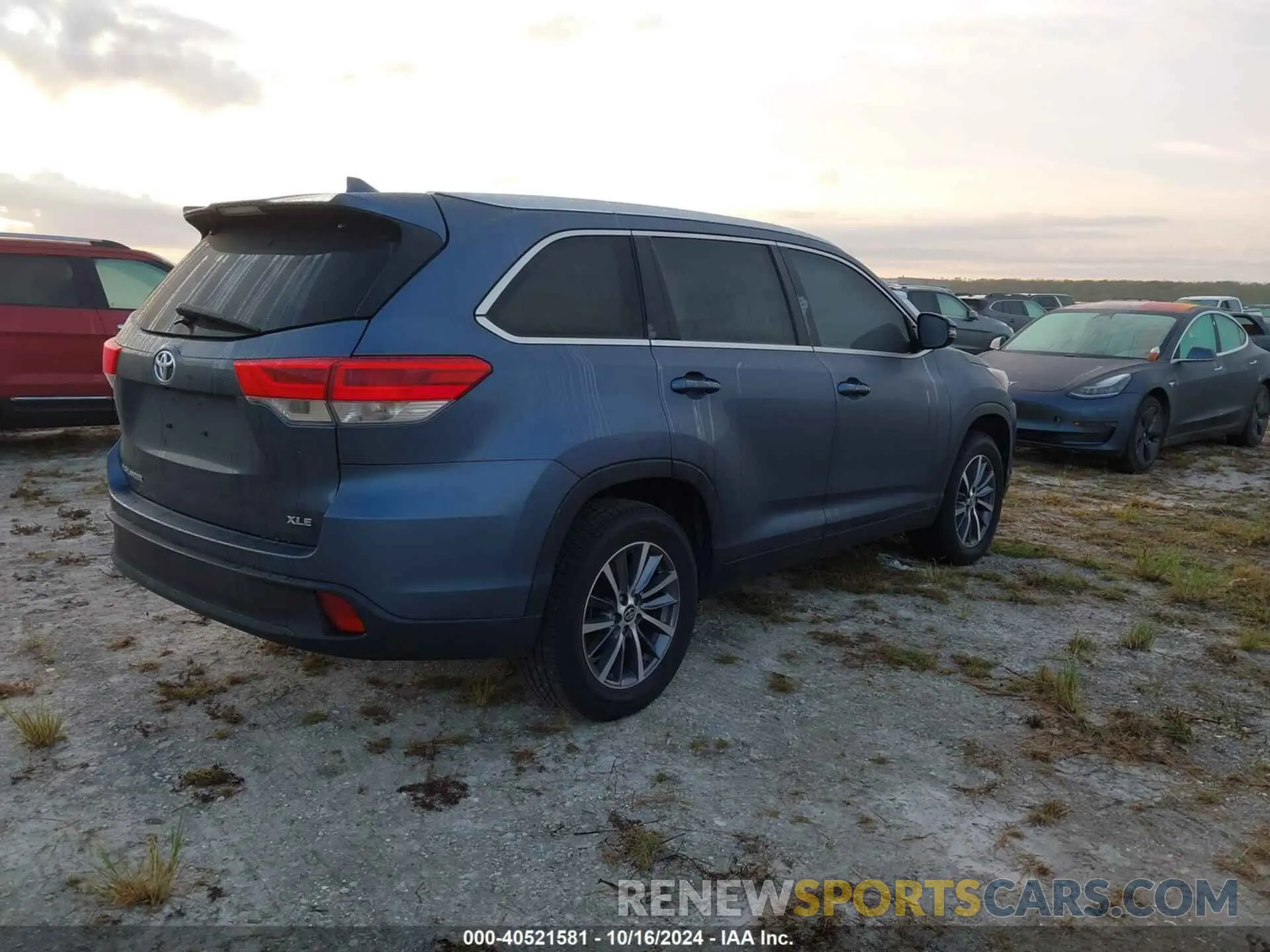 4 Photograph of a damaged car 5TDKZRFH2KS310294 TOYOTA HIGHLANDER 2019