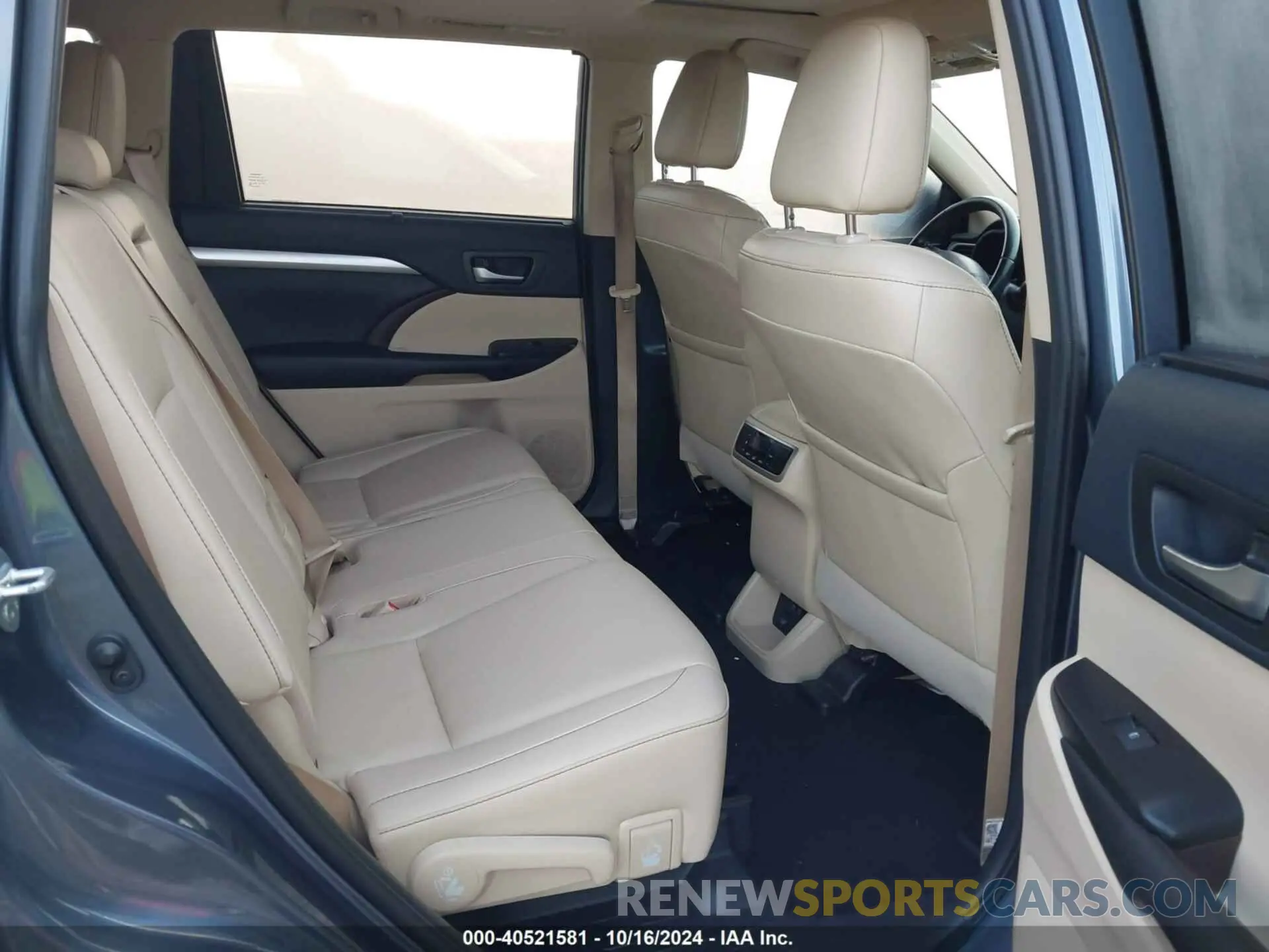 8 Photograph of a damaged car 5TDKZRFH2KS310294 TOYOTA HIGHLANDER 2019