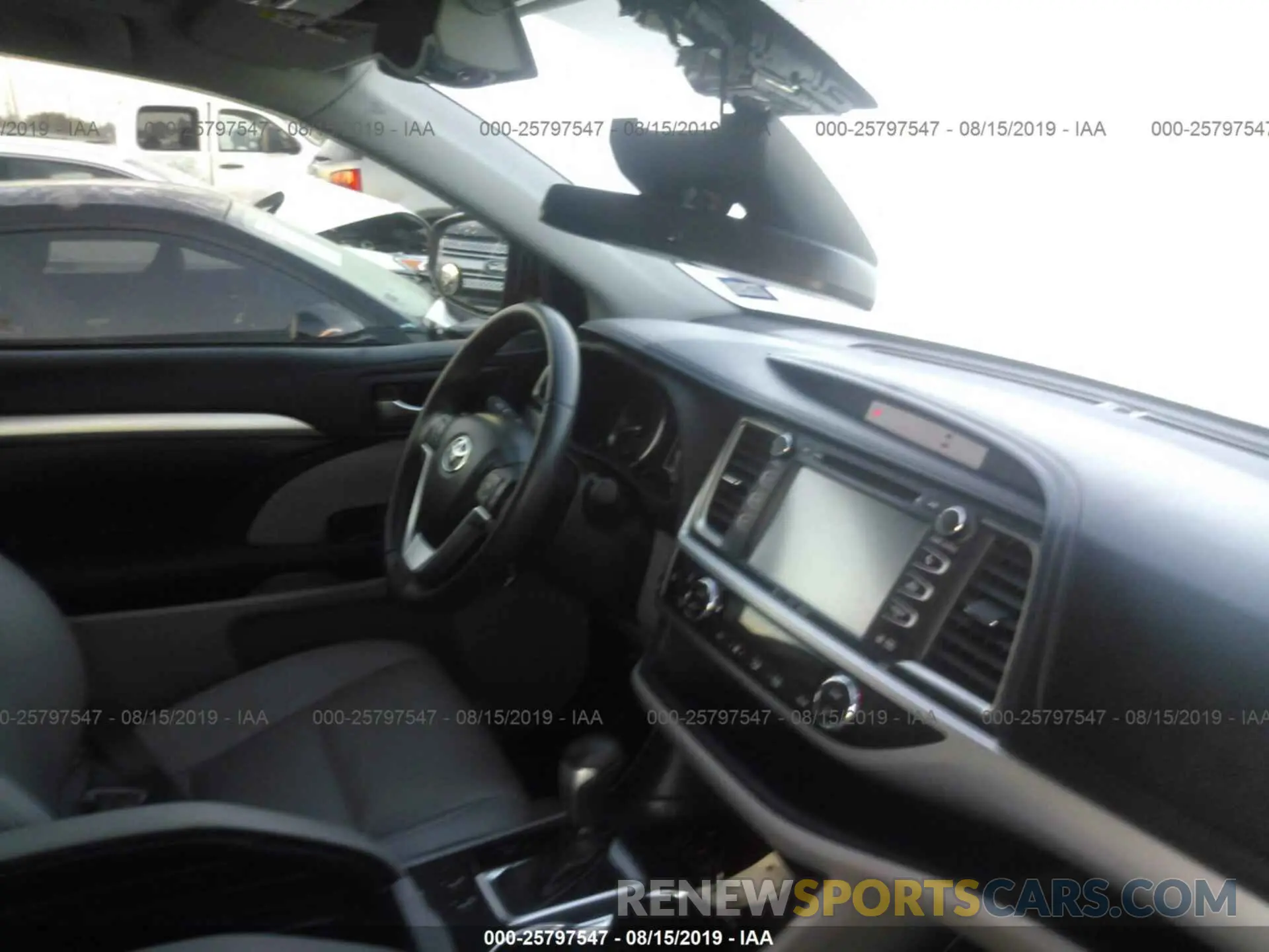 5 Photograph of a damaged car 5TDKZRFH2KS557265 TOYOTA HIGHLANDER 2019
