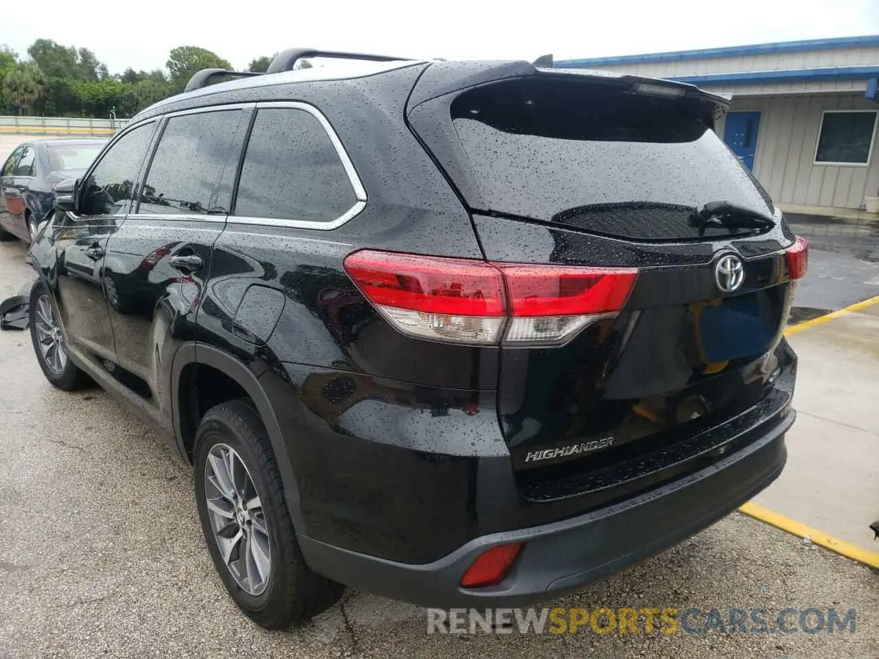 3 Photograph of a damaged car 5TDKZRFH2KS561333 TOYOTA HIGHLANDER 2019