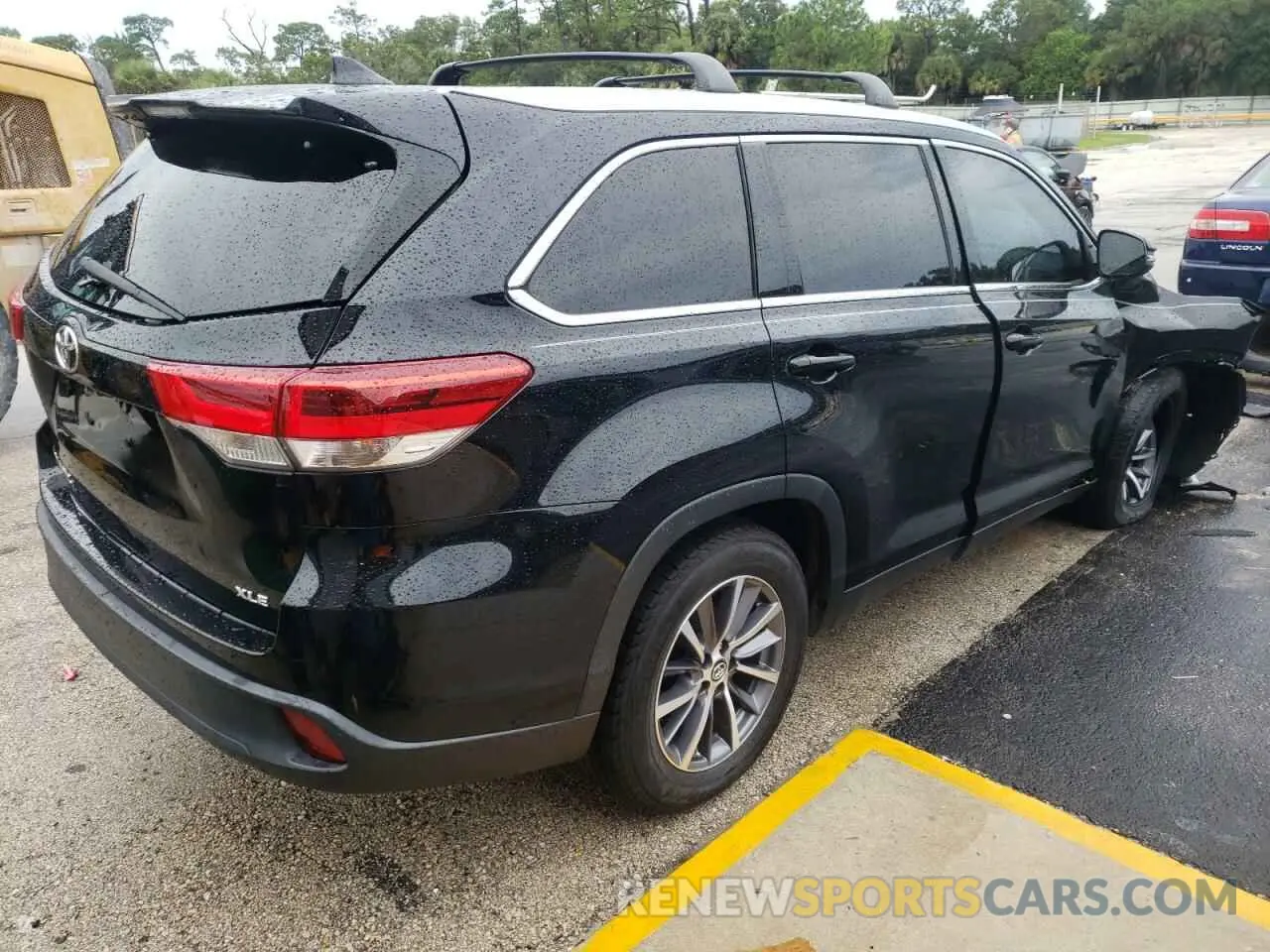 4 Photograph of a damaged car 5TDKZRFH2KS561333 TOYOTA HIGHLANDER 2019