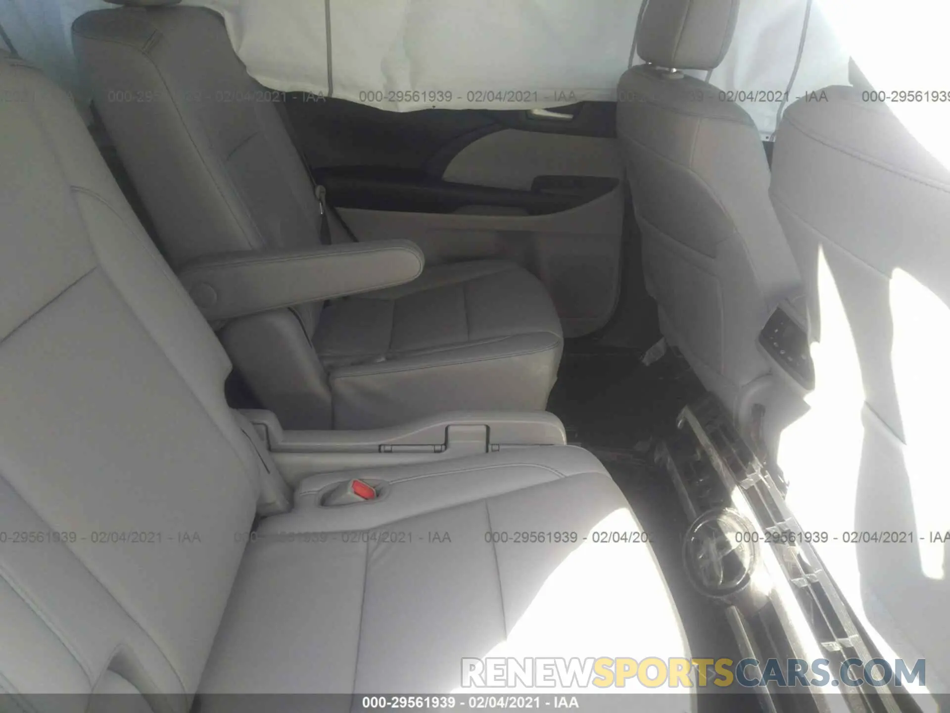 8 Photograph of a damaged car 5TDKZRFH2KS567357 TOYOTA HIGHLANDER 2019