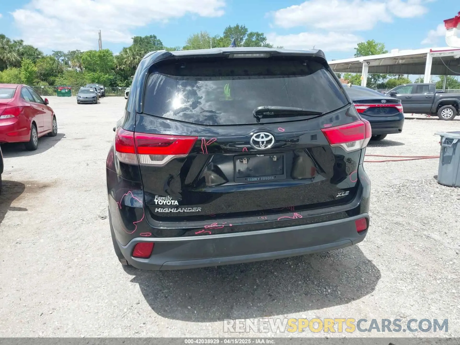 17 Photograph of a damaged car 5TDKZRFH2KS568086 TOYOTA HIGHLANDER 2019