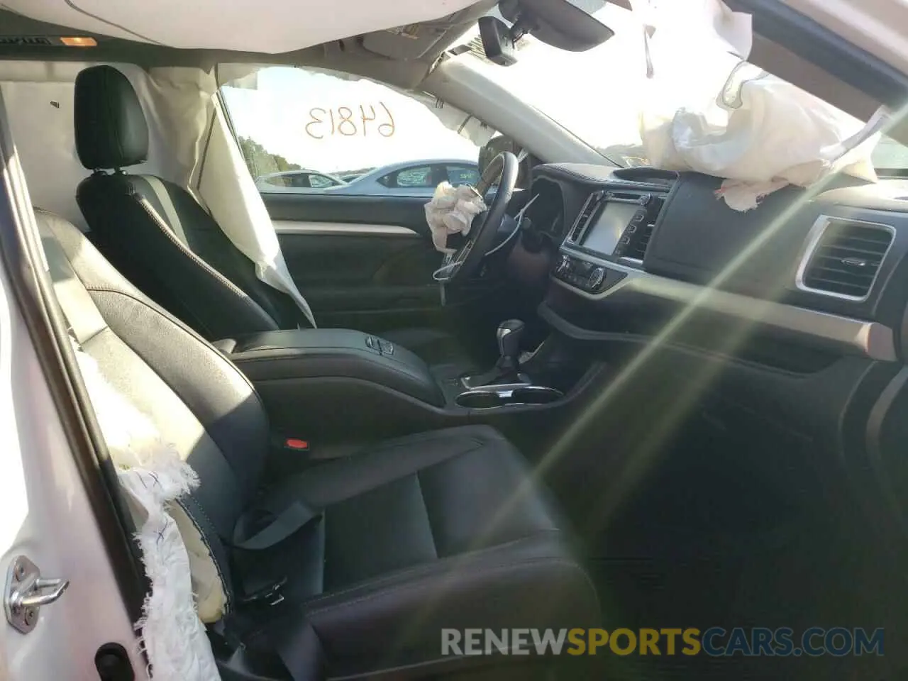 5 Photograph of a damaged car 5TDKZRFH2KS570050 TOYOTA HIGHLANDER 2019