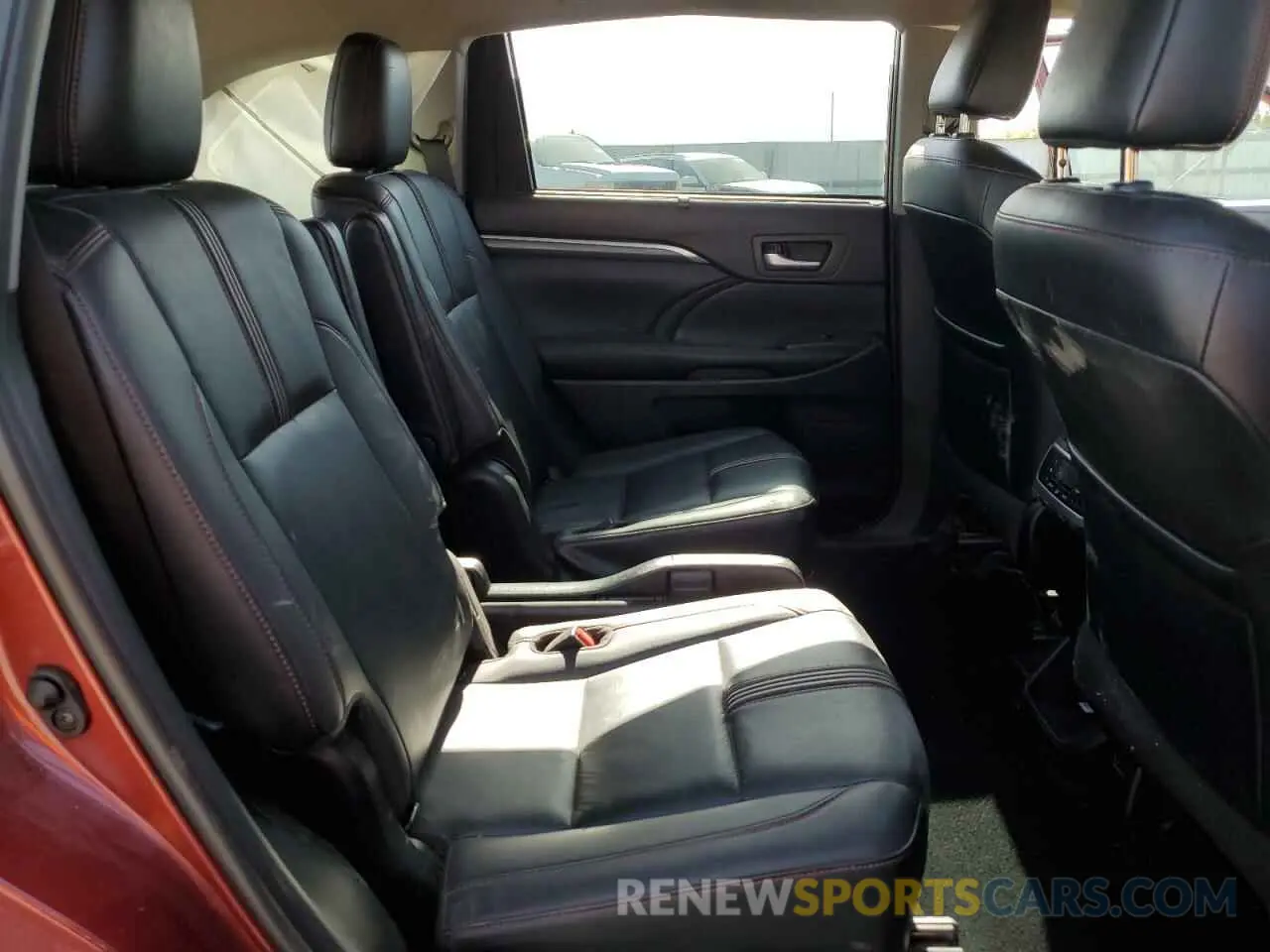 11 Photograph of a damaged car 5TDKZRFH2KS571067 TOYOTA HIGHLANDER 2019