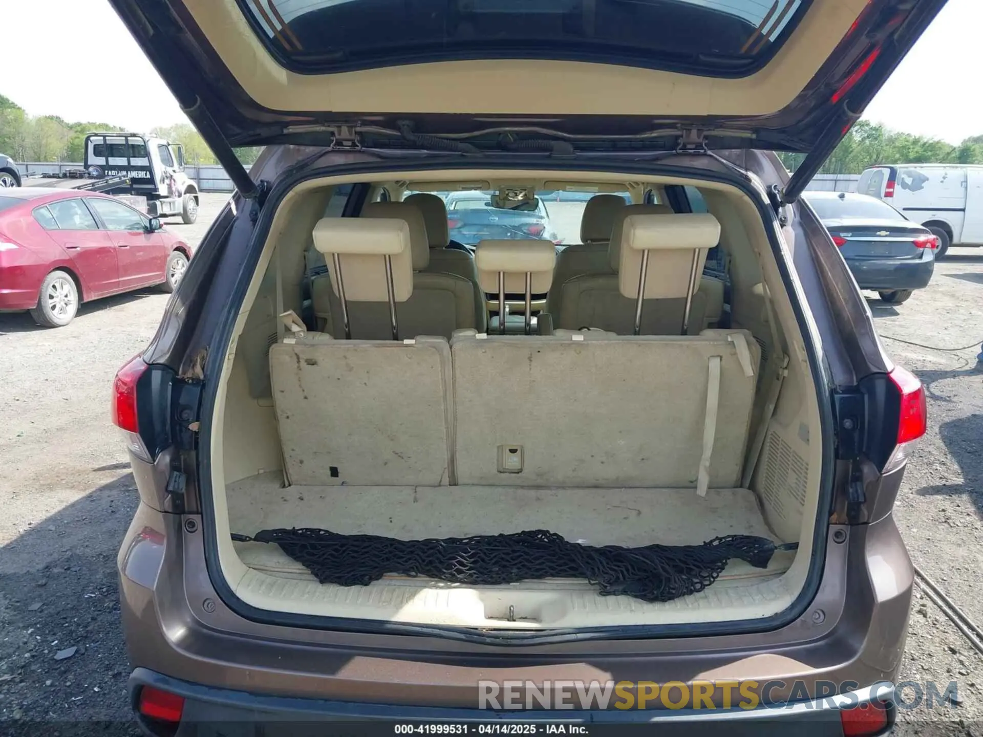 8 Photograph of a damaged car 5TDKZRFH3KS344289 TOYOTA HIGHLANDER 2019