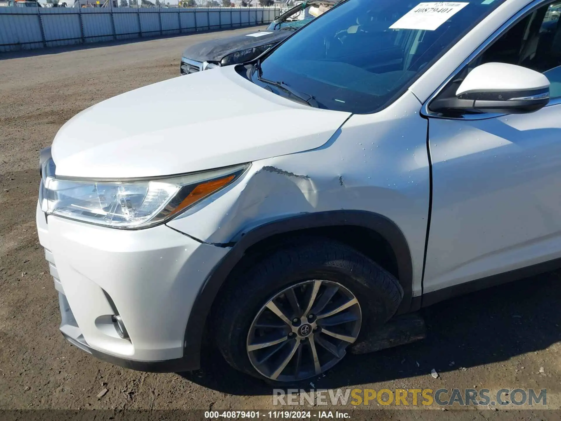 17 Photograph of a damaged car 5TDKZRFH3KS350125 TOYOTA HIGHLANDER 2019