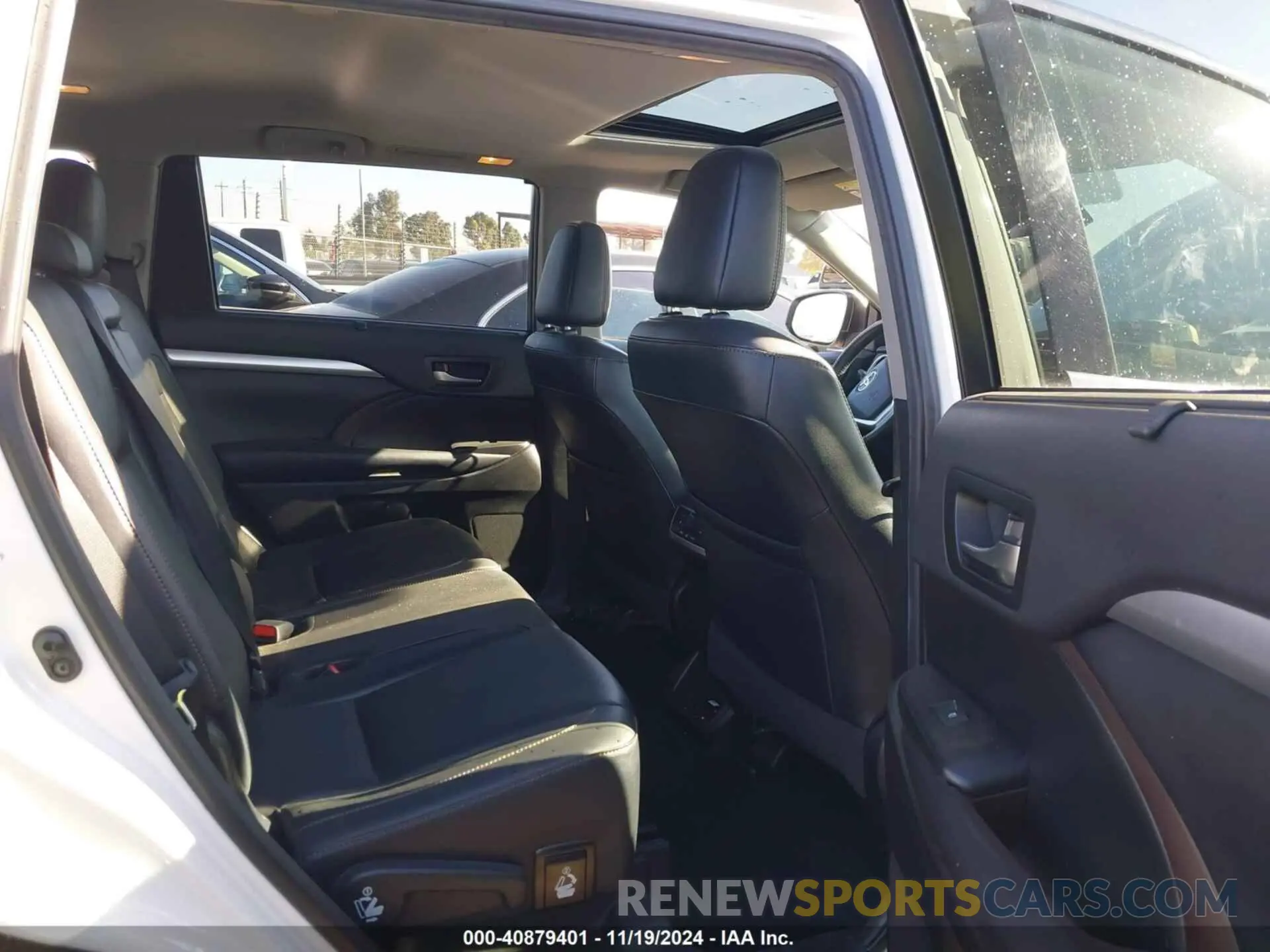 8 Photograph of a damaged car 5TDKZRFH3KS350125 TOYOTA HIGHLANDER 2019