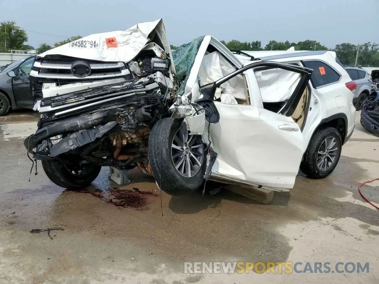 1 Photograph of a damaged car 5TDKZRFH3KS552544 TOYOTA HIGHLANDER 2019