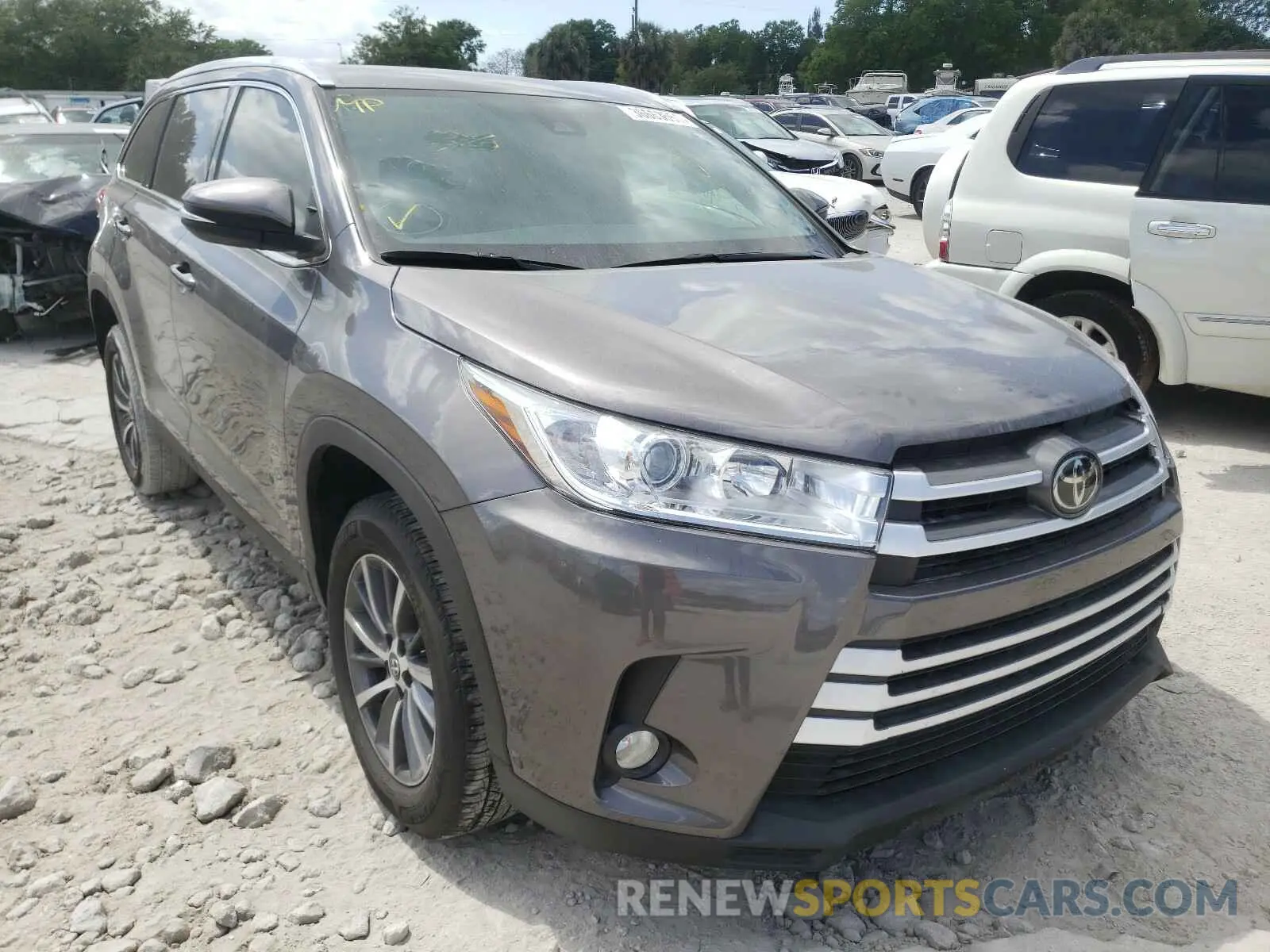 1 Photograph of a damaged car 5TDKZRFH3KS554343 TOYOTA HIGHLANDER 2019
