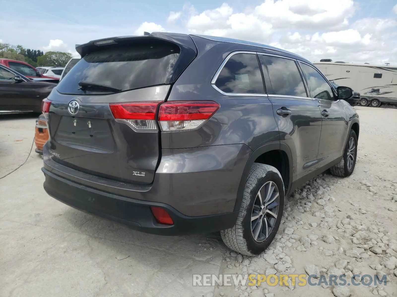 4 Photograph of a damaged car 5TDKZRFH3KS554343 TOYOTA HIGHLANDER 2019