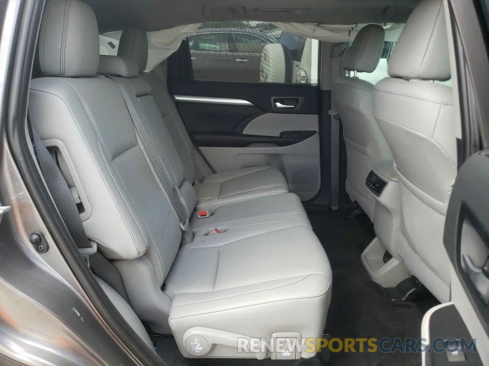 6 Photograph of a damaged car 5TDKZRFH3KS554343 TOYOTA HIGHLANDER 2019