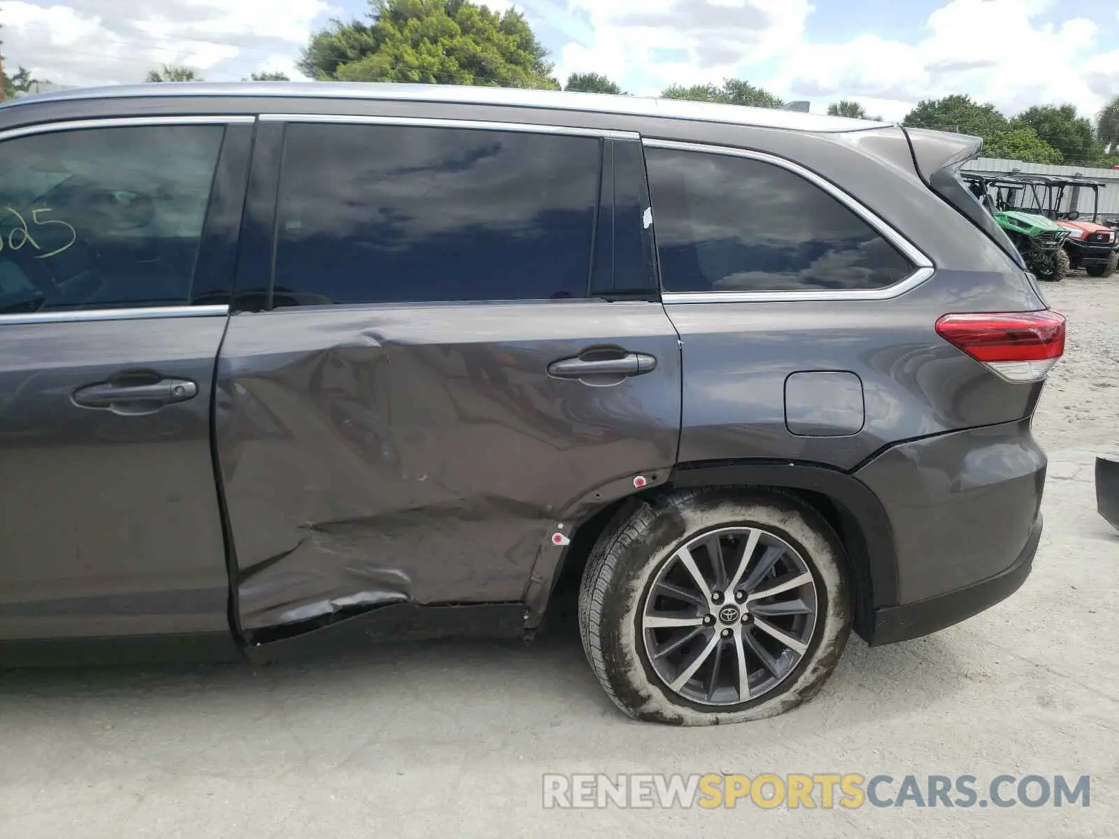 9 Photograph of a damaged car 5TDKZRFH3KS554343 TOYOTA HIGHLANDER 2019