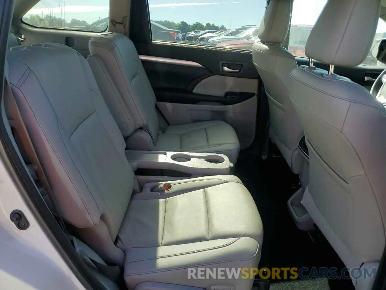 11 Photograph of a damaged car 5TDKZRFH3KS569876 TOYOTA HIGHLANDER 2019