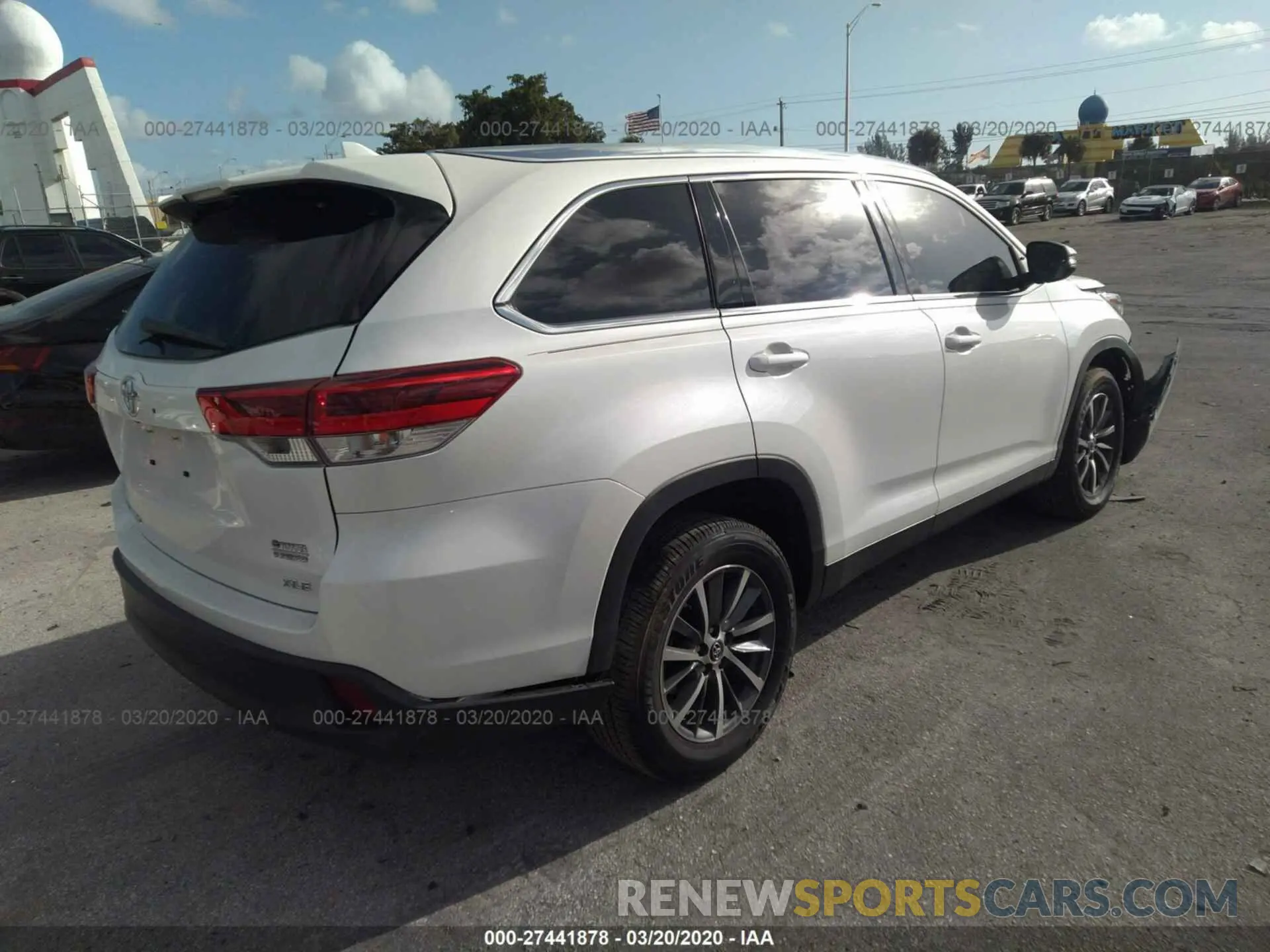 4 Photograph of a damaged car 5TDKZRFH3KS572874 TOYOTA HIGHLANDER 2019