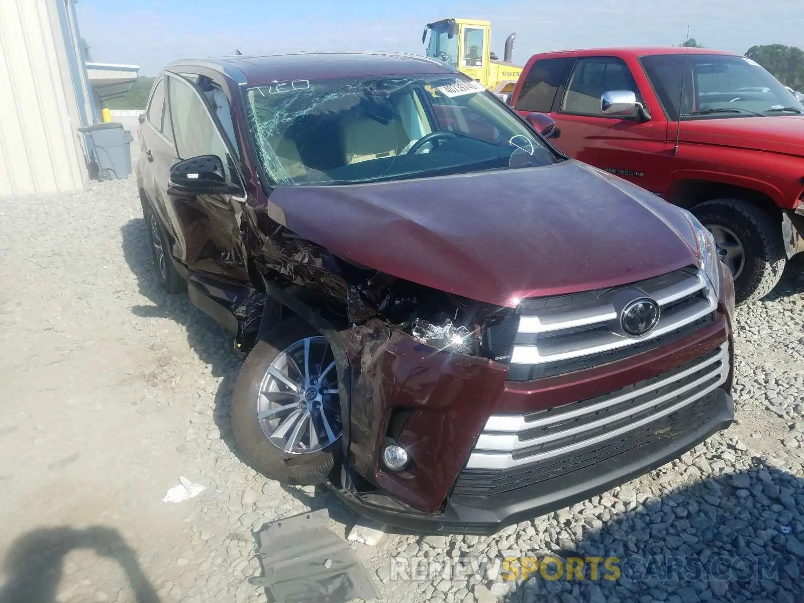 1 Photograph of a damaged car 5TDKZRFH4KS323709 TOYOTA HIGHLANDER 2019