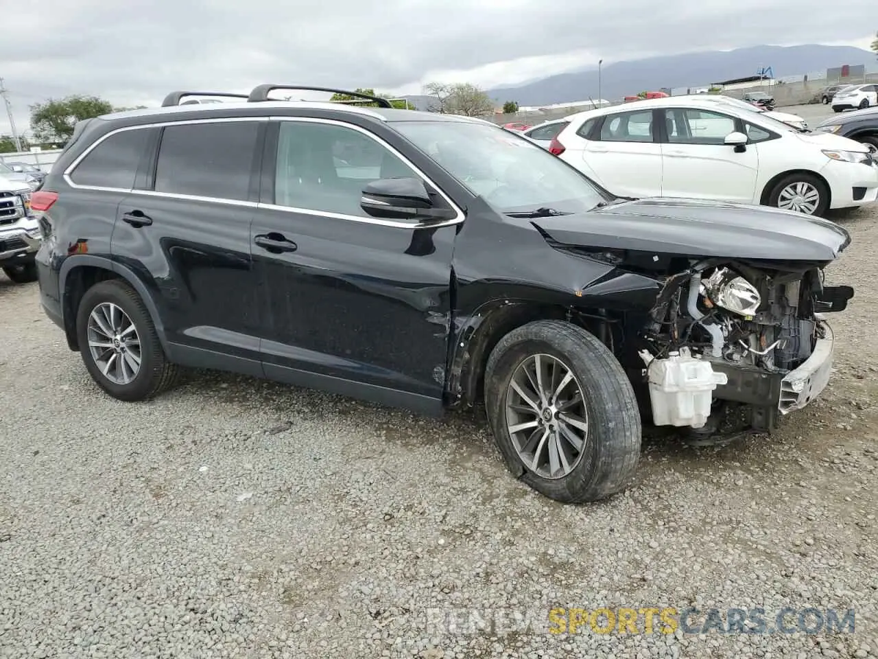 4 Photograph of a damaged car 5TDKZRFH4KS365538 TOYOTA HIGHLANDER 2019