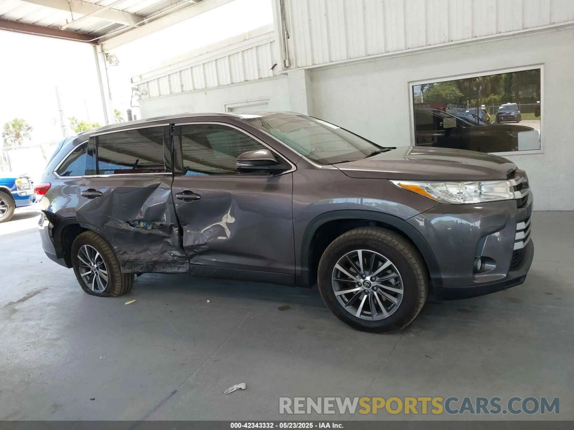 13 Photograph of a damaged car 5TDKZRFH4KS365796 TOYOTA HIGHLANDER 2019