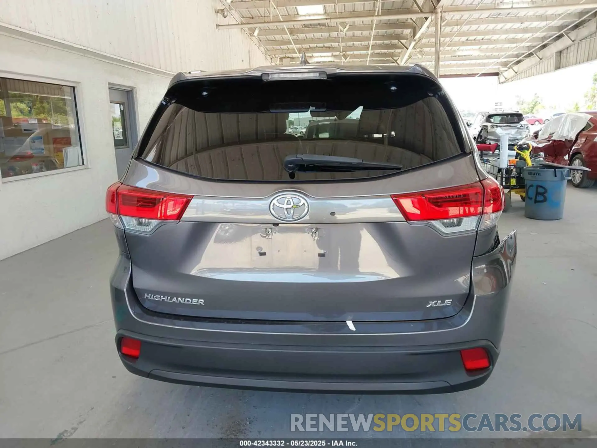 16 Photograph of a damaged car 5TDKZRFH4KS365796 TOYOTA HIGHLANDER 2019