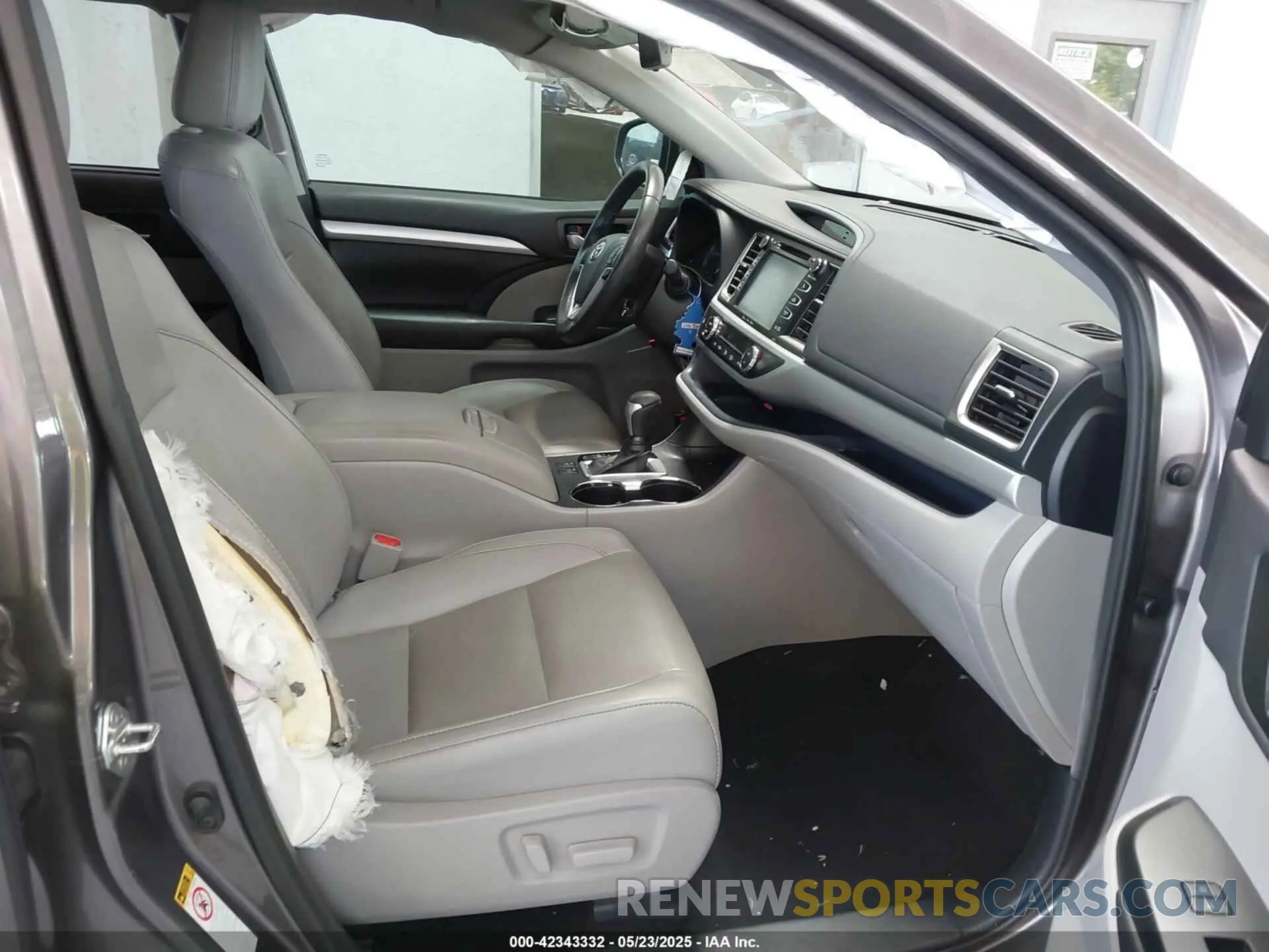 5 Photograph of a damaged car 5TDKZRFH4KS365796 TOYOTA HIGHLANDER 2019