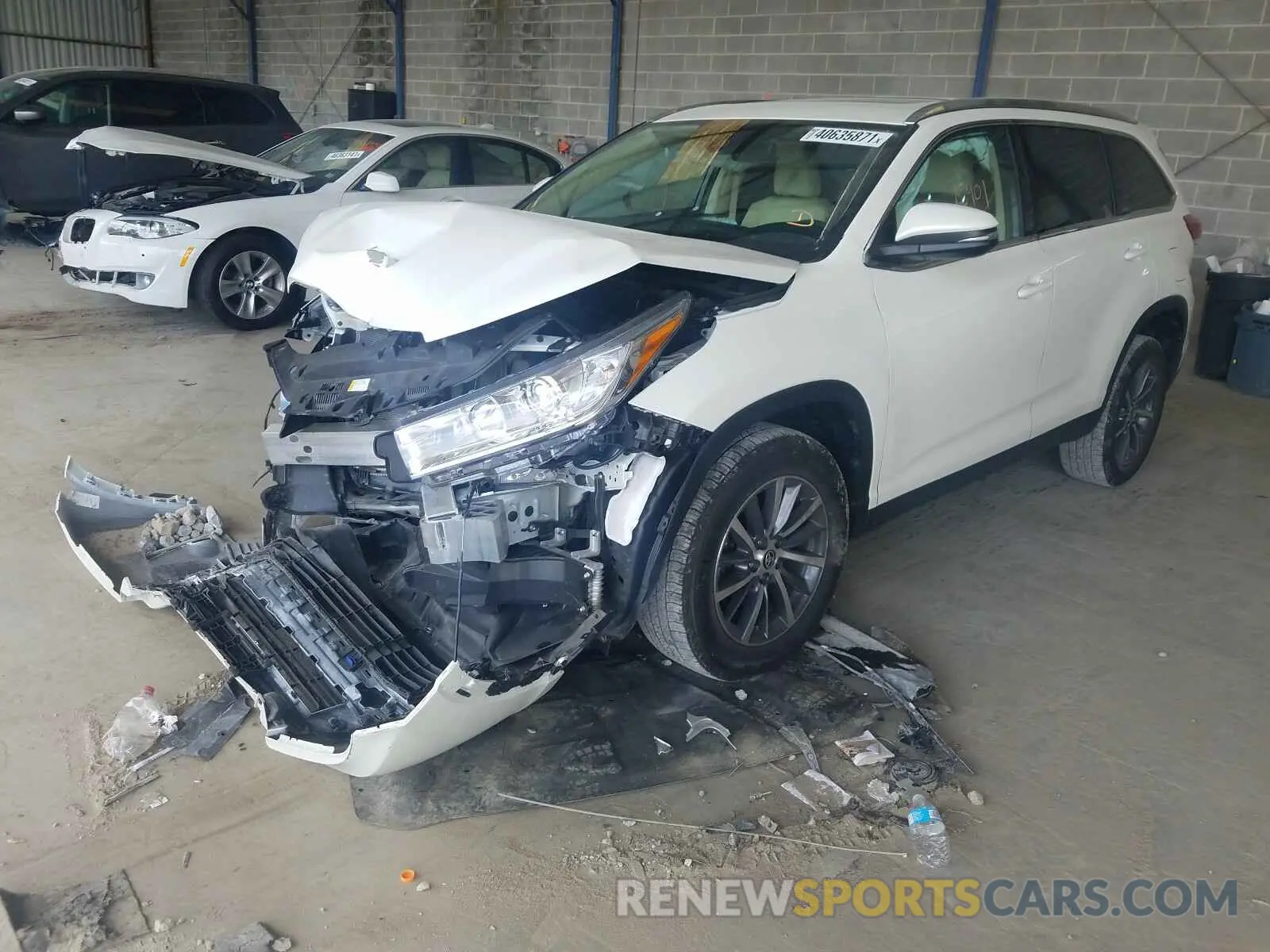 2 Photograph of a damaged car 5TDKZRFH4KS574665 TOYOTA HIGHLANDER 2019