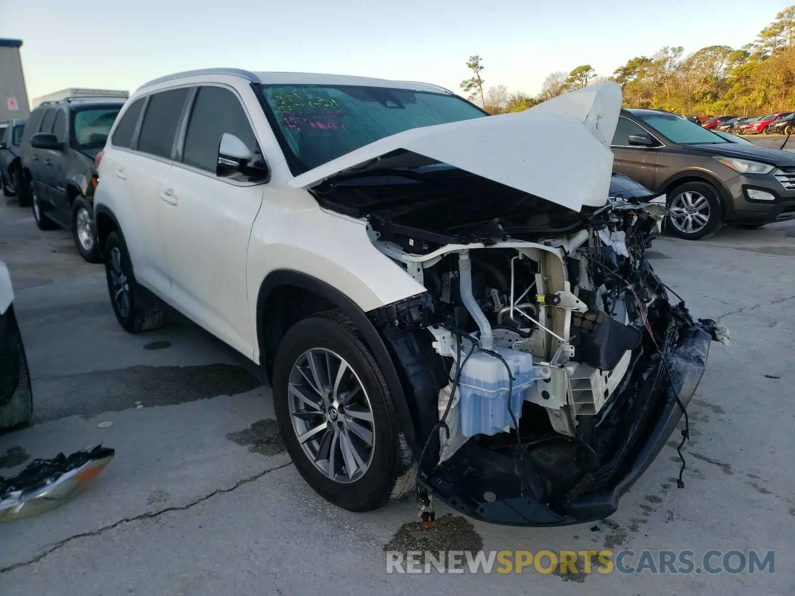 1 Photograph of a damaged car 5TDKZRFH5KS552058 TOYOTA HIGHLANDER 2019