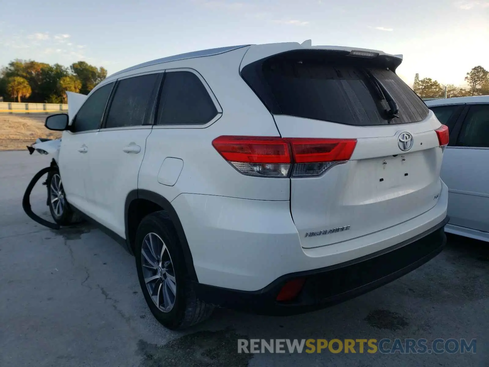 3 Photograph of a damaged car 5TDKZRFH5KS552058 TOYOTA HIGHLANDER 2019