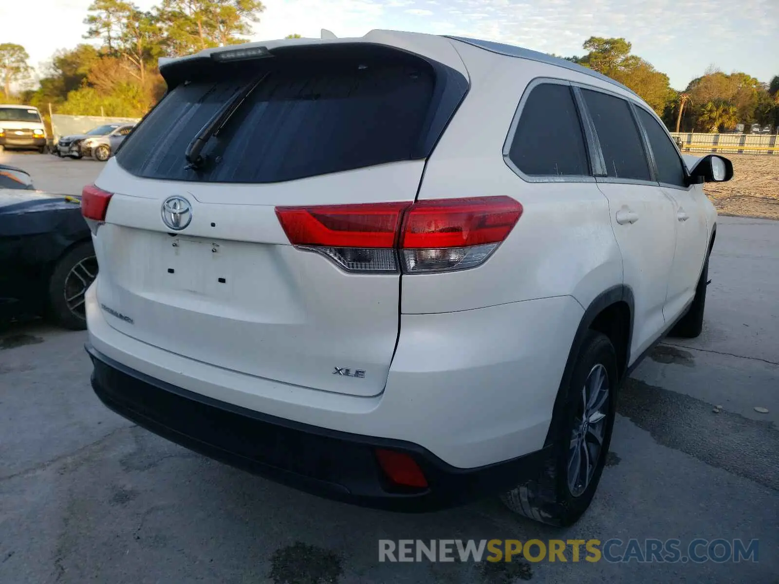 4 Photograph of a damaged car 5TDKZRFH5KS552058 TOYOTA HIGHLANDER 2019