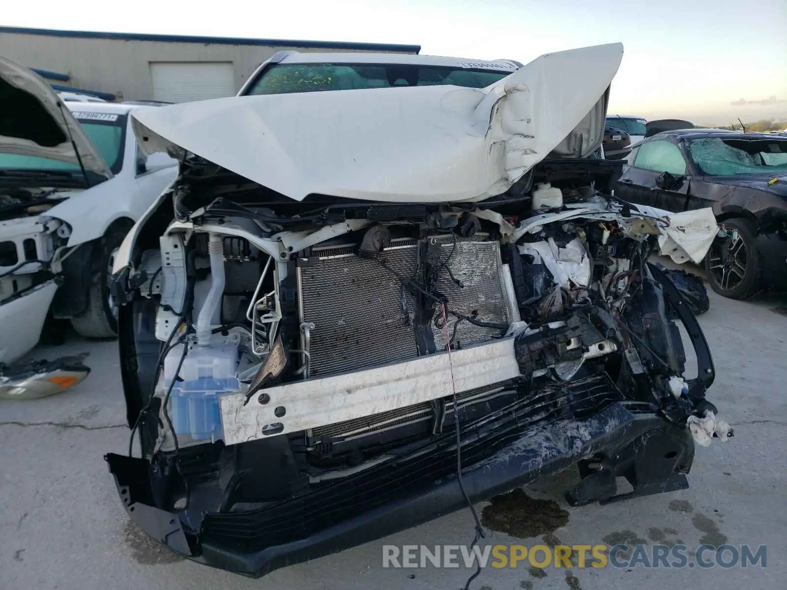 9 Photograph of a damaged car 5TDKZRFH5KS552058 TOYOTA HIGHLANDER 2019