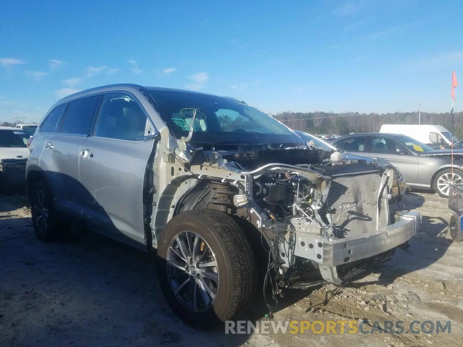1 Photograph of a damaged car 5TDKZRFH5KS559737 TOYOTA HIGHLANDER 2019